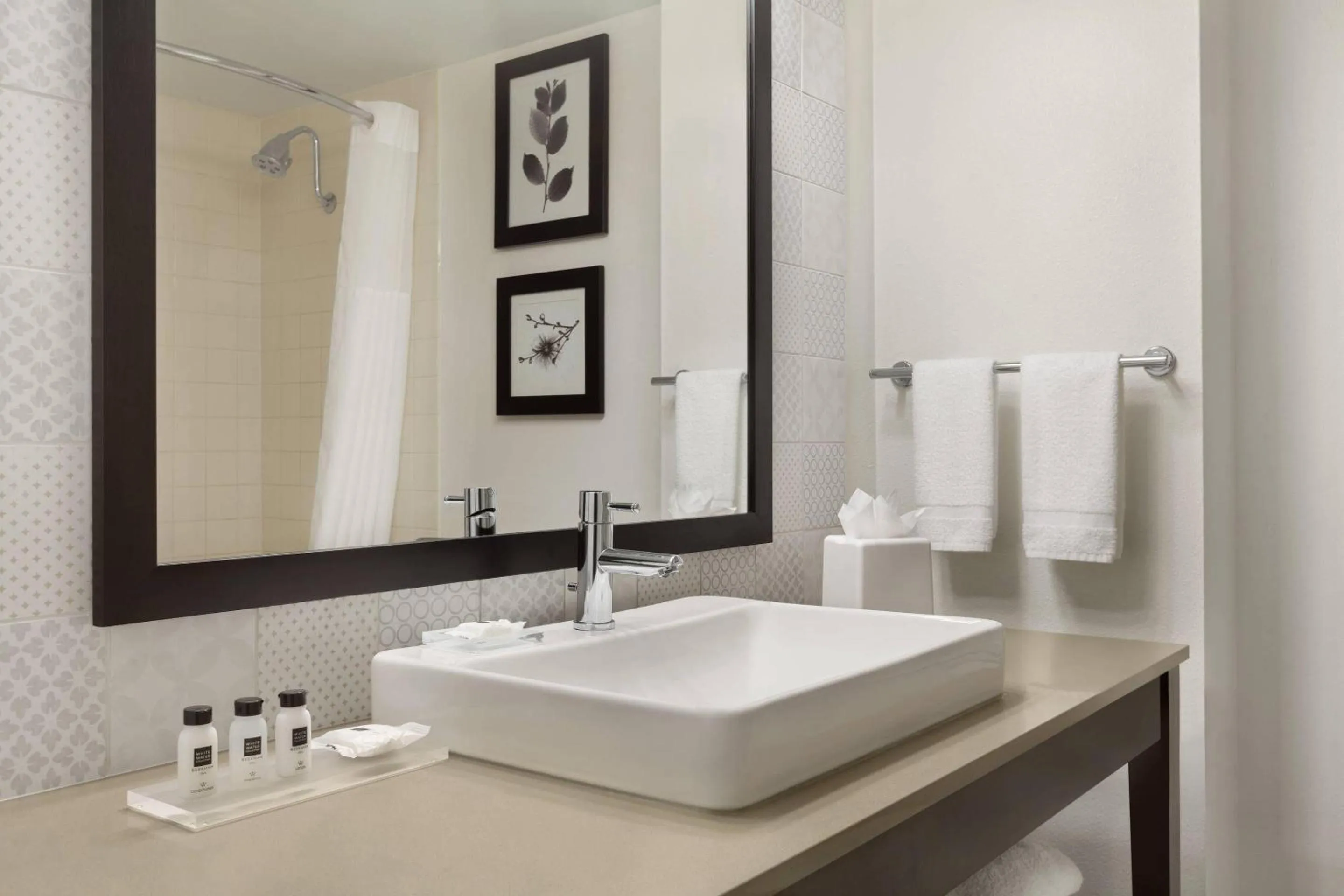 Bedroom in Country Inn & Suites by Radisson, Seattle-Bothell, WA