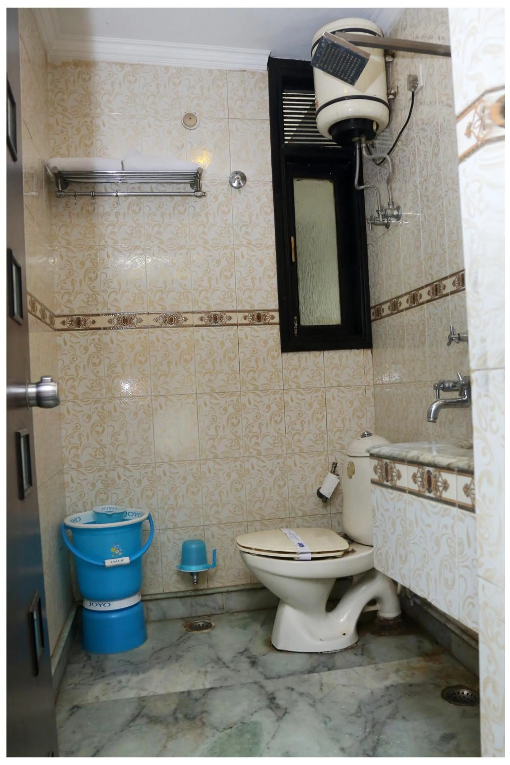 Bathroom in Hotel The R Blues - Near IGI Airport New Delhi