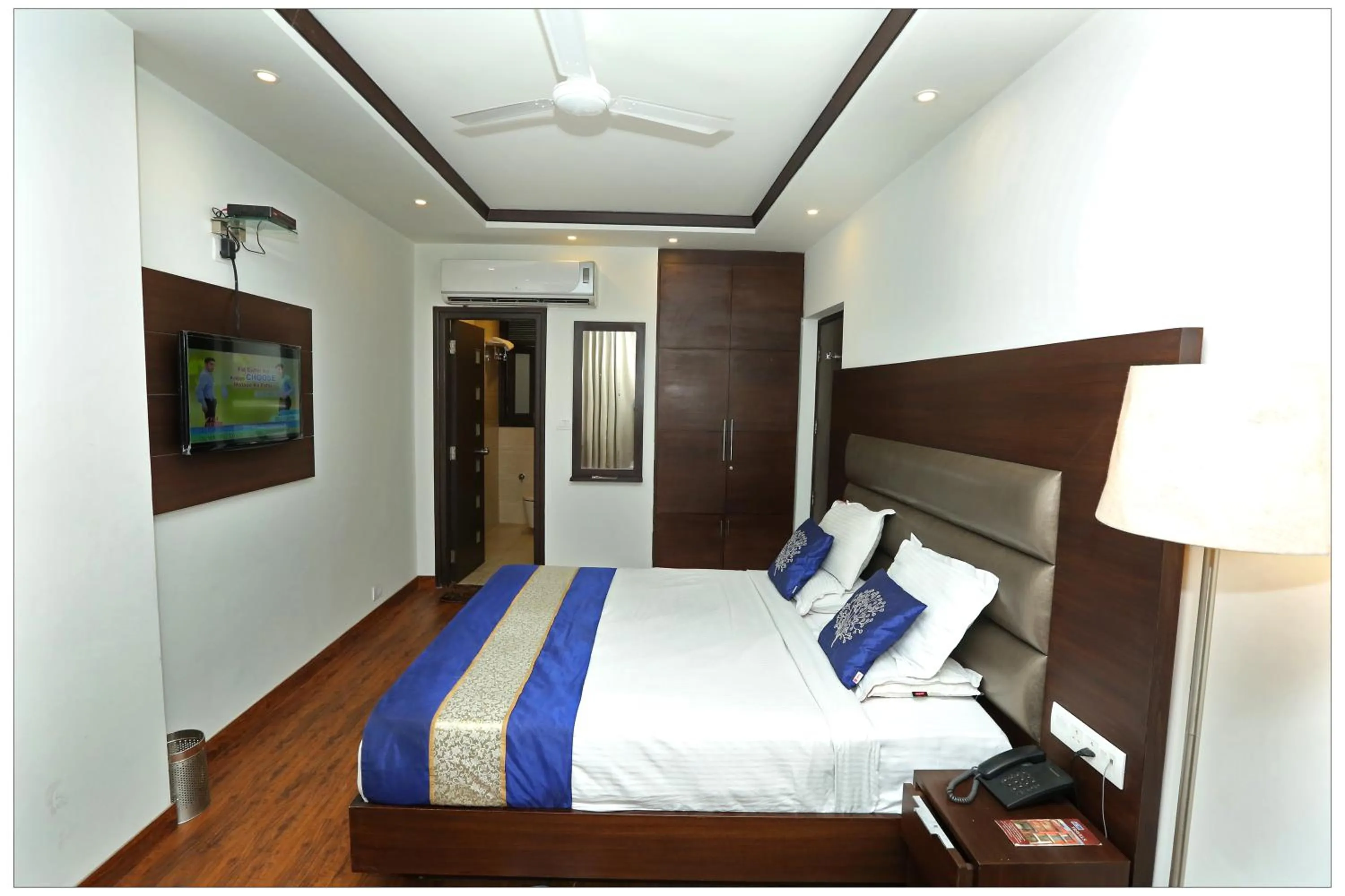 Photo of the whole room, Bed in Hotel The R Blues - Near IGI Airport New Delhi