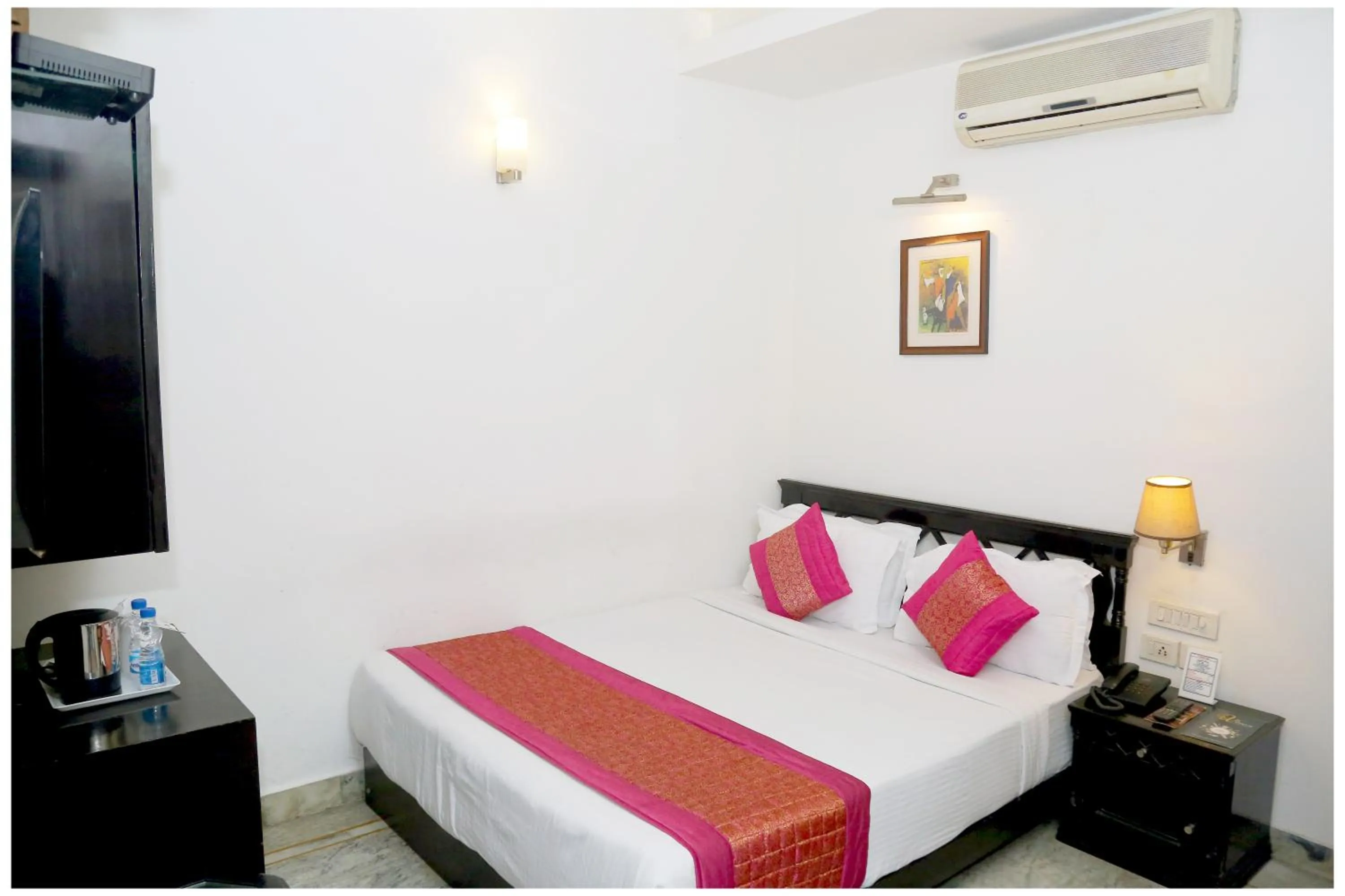 Photo of the whole room, Bed in Hotel The R Blues - Near IGI Airport New Delhi