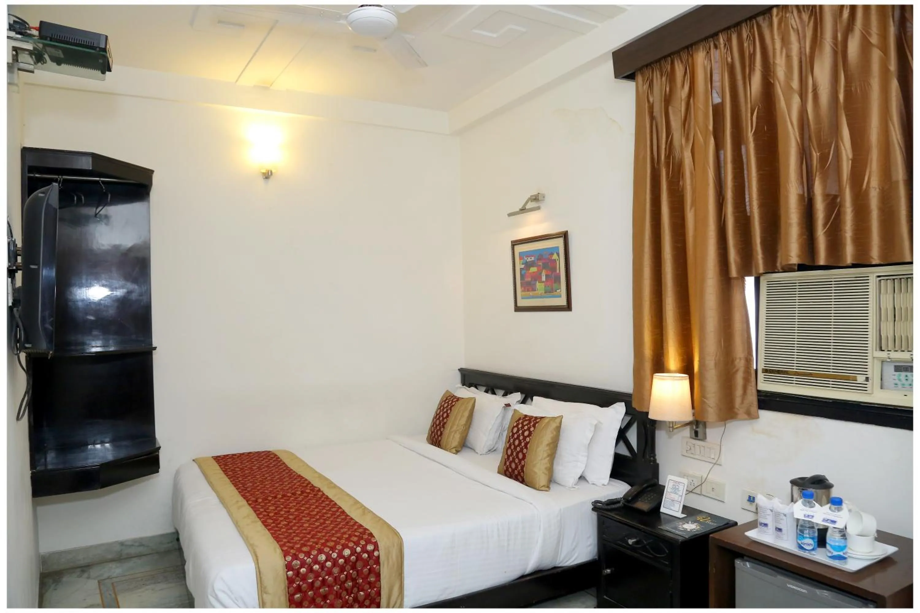 Photo of the whole room, Bed in Hotel The R Blues - Near IGI Airport New Delhi