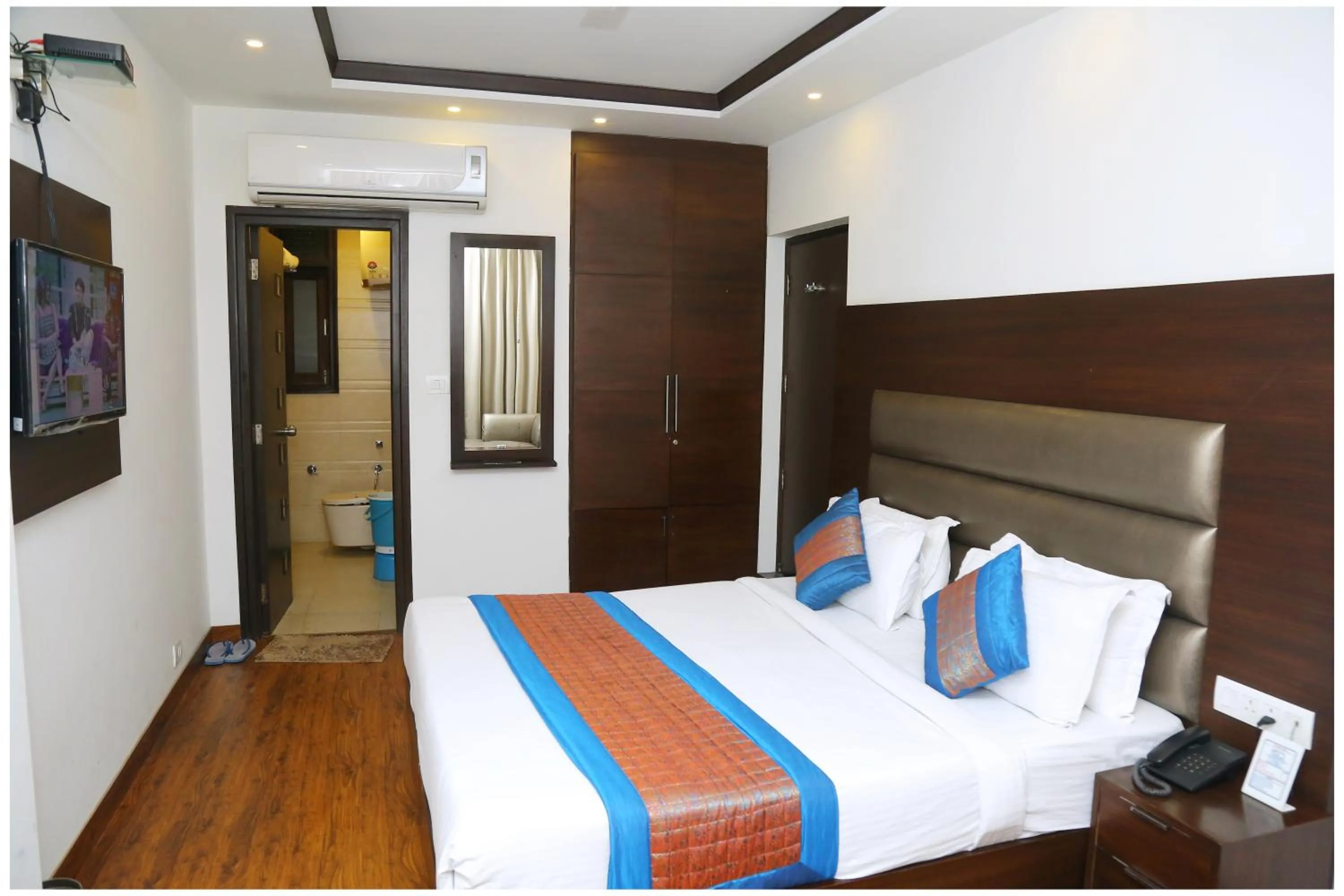 Photo of the whole room, Bed in Hotel The R Blues - Near IGI Airport New Delhi