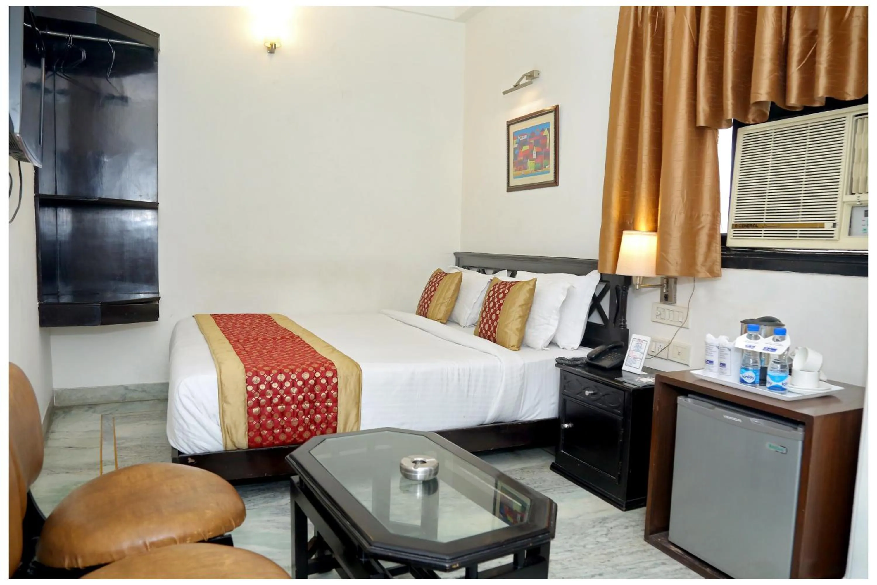Photo of the whole room, Bed in Hotel The R Blues - Near IGI Airport New Delhi