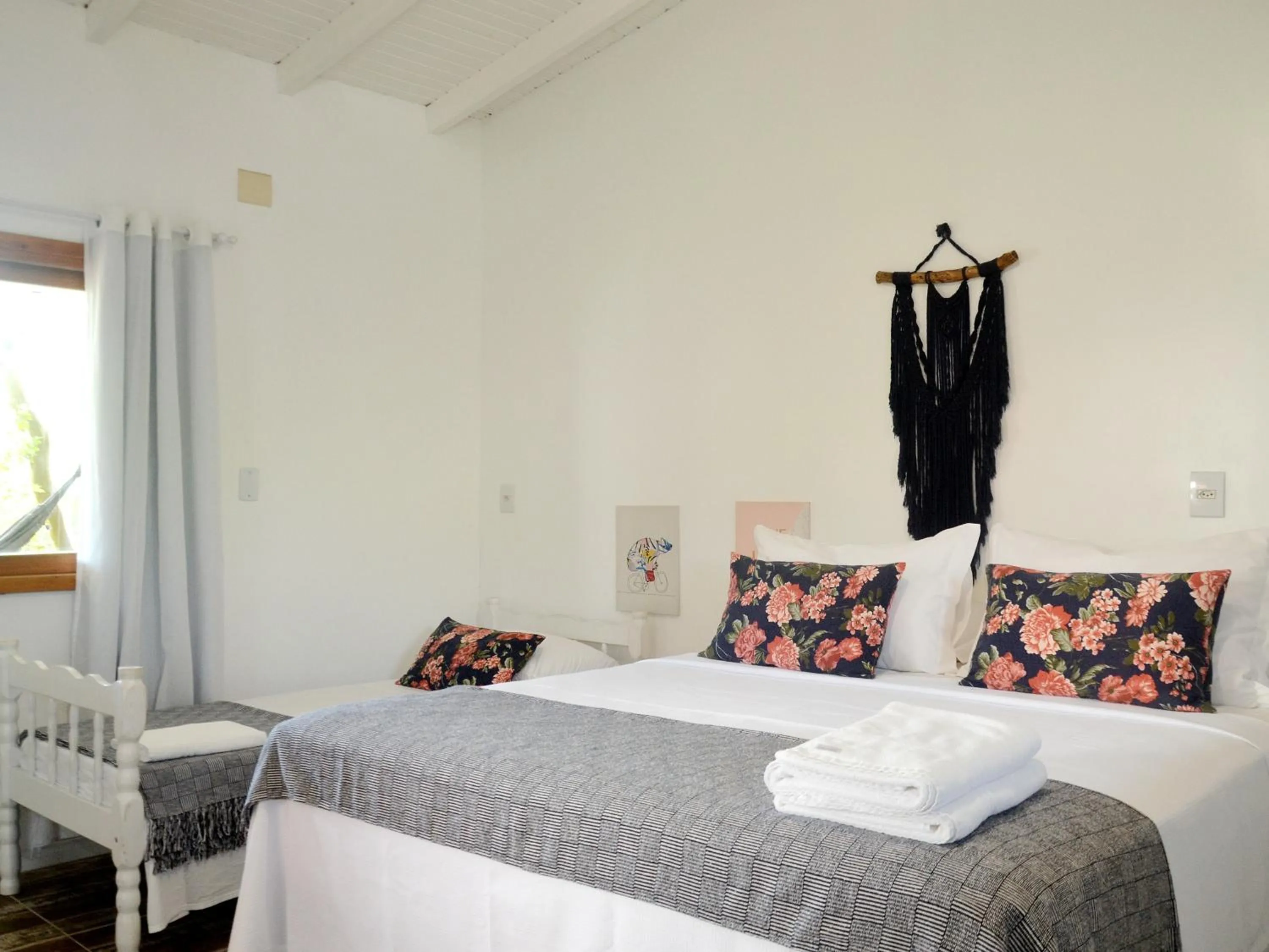 Photo of the whole room, Bed in Pousada la Boheme Guarda do Embaú - SC