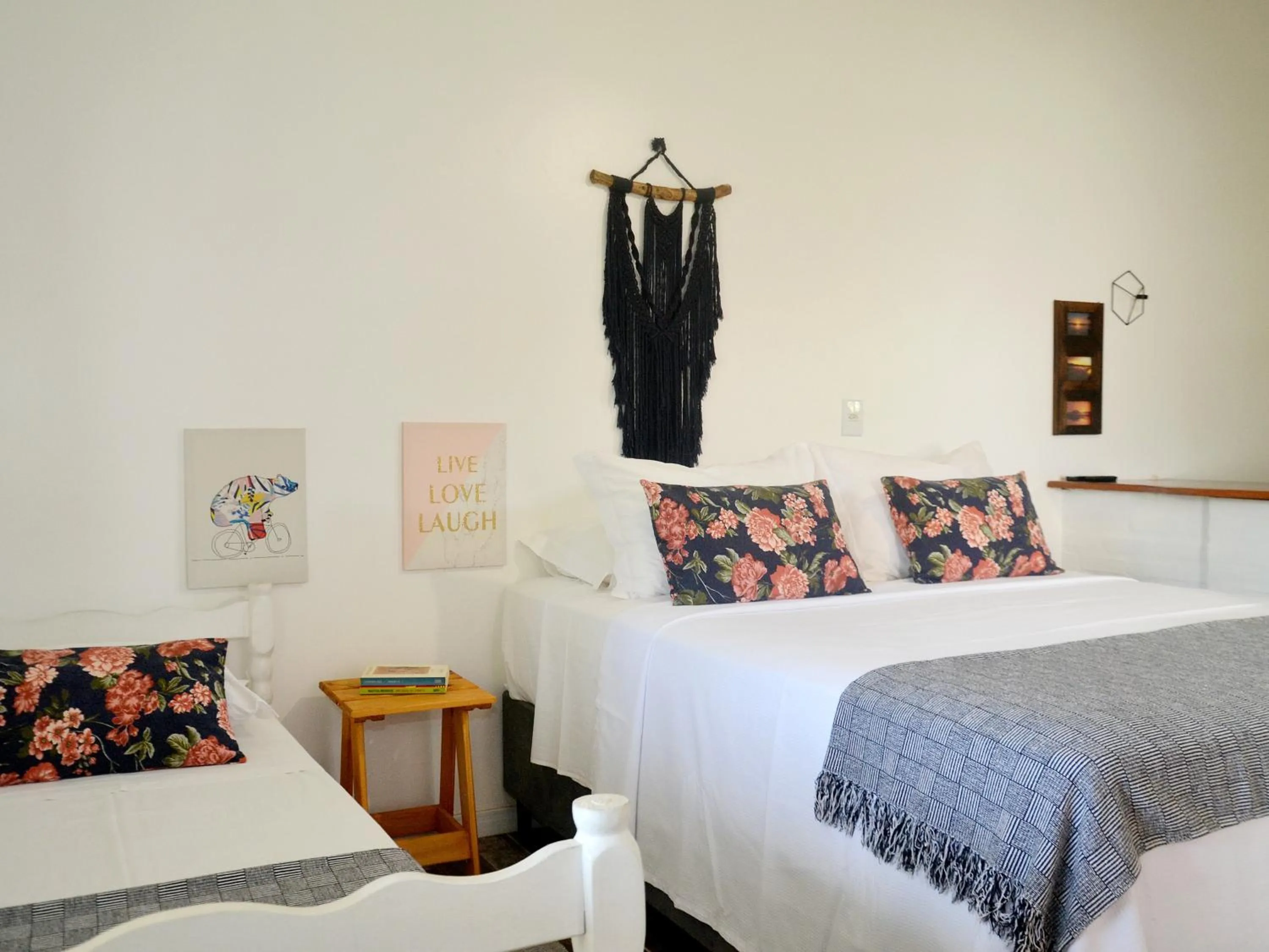 Photo of the whole room, Bed in Pousada la Boheme Guarda do Embaú - SC