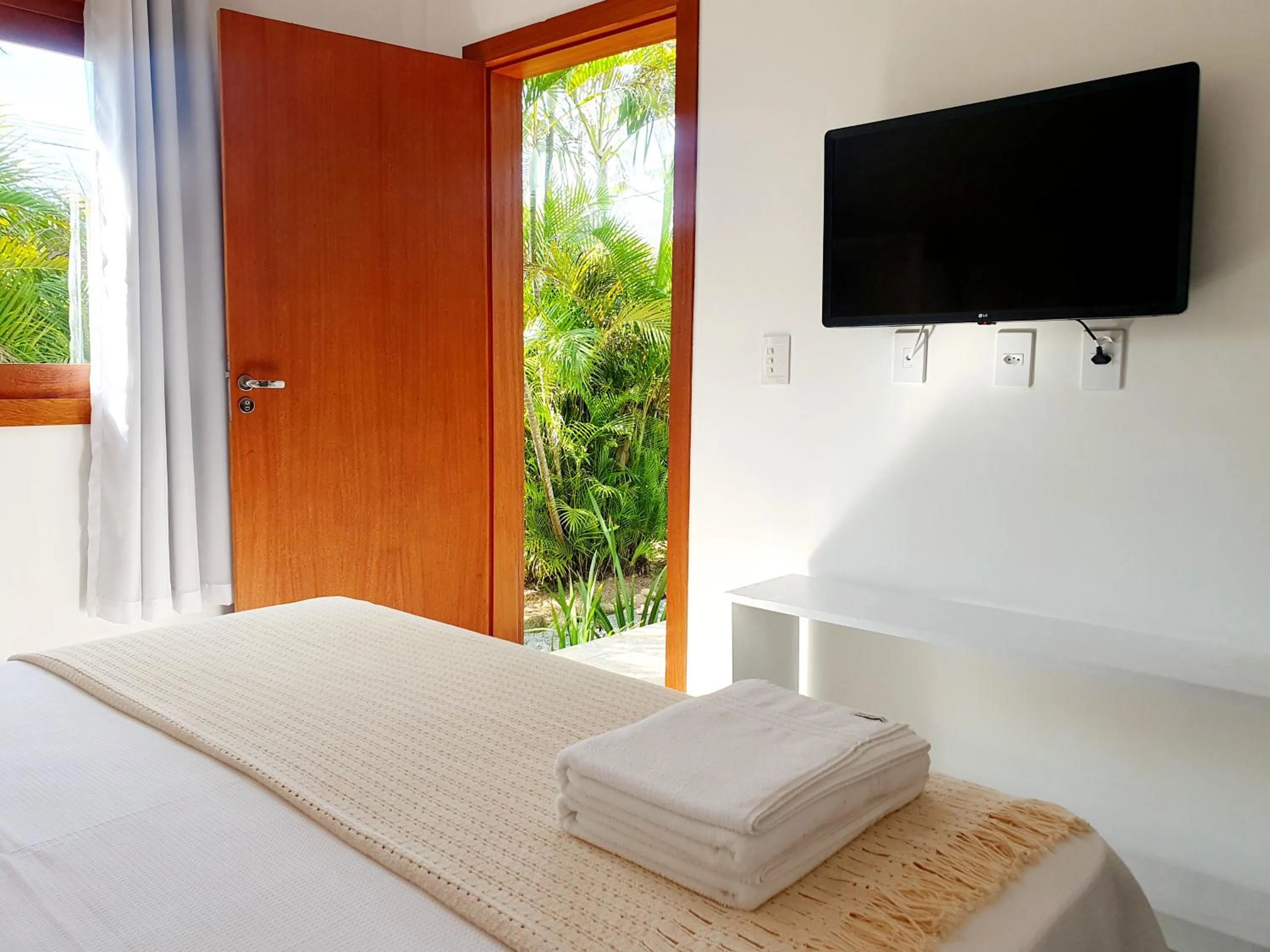 Photo of the whole room, Bed in Pousada la Boheme Guarda do Embaú - SC