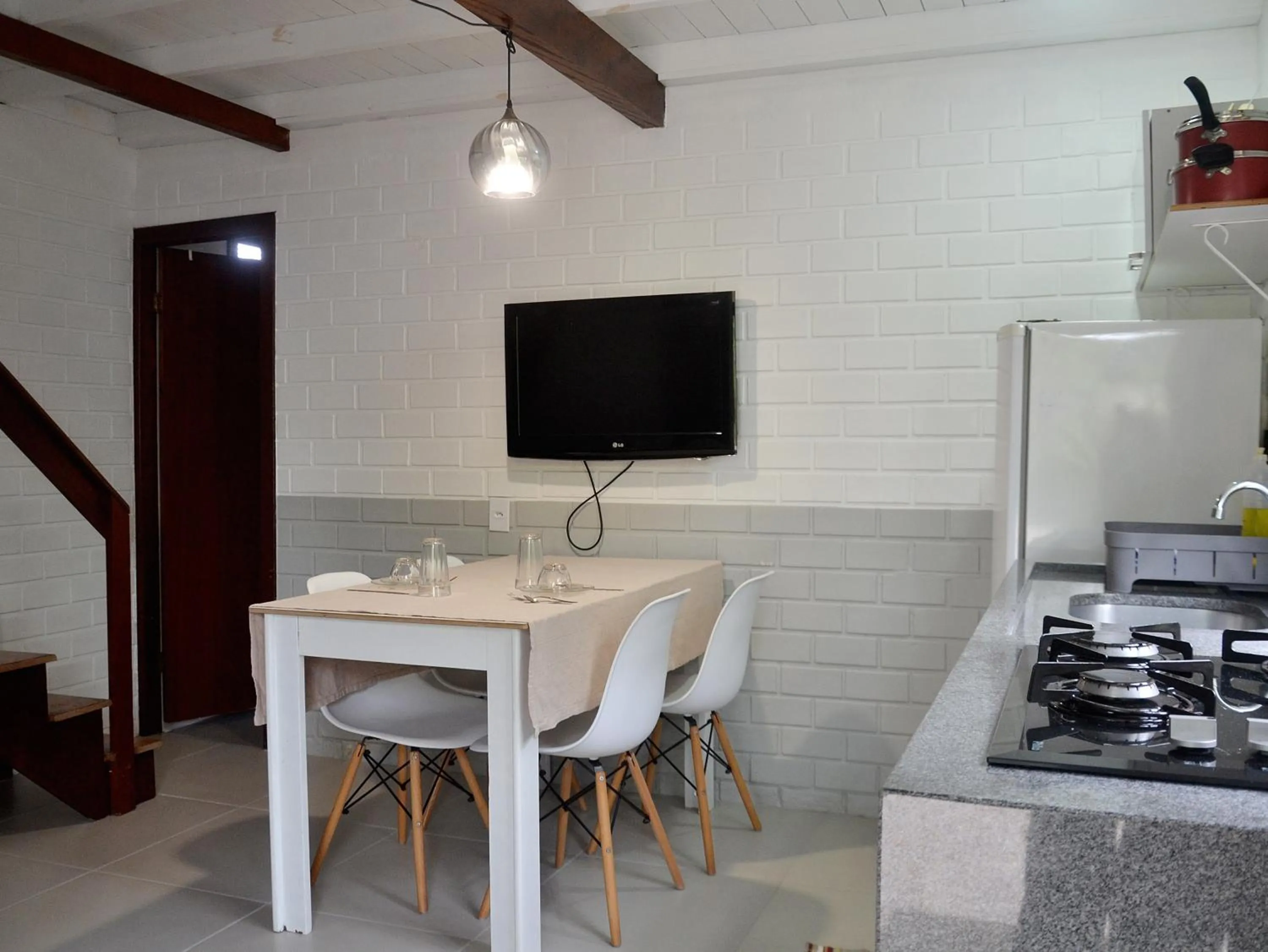 Kitchen or kitchenette in Pousada la Boheme Guarda do Embaú - SC