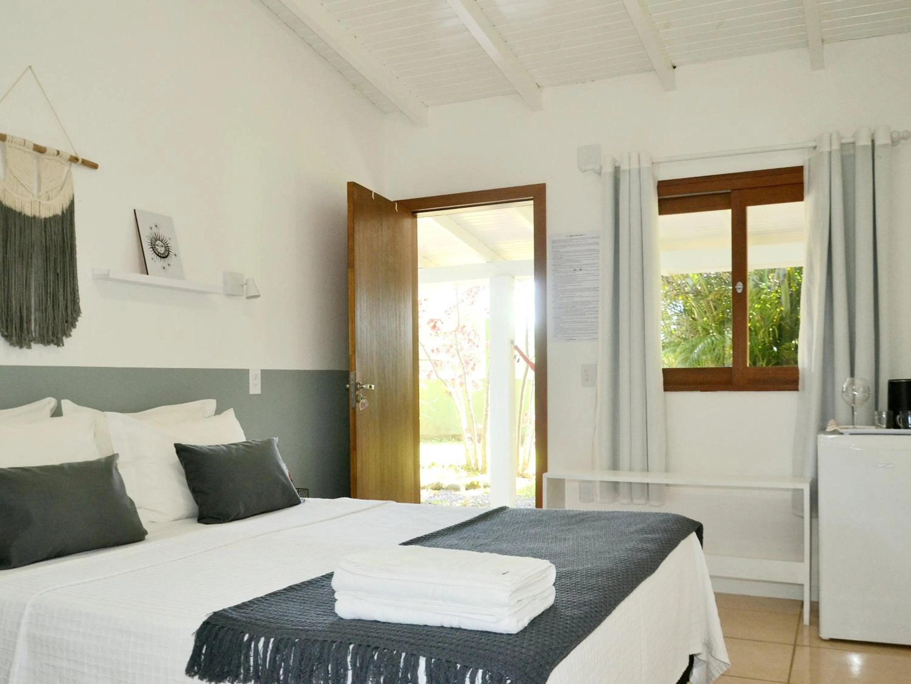 Photo of the whole room, Bed in Pousada la Boheme Guarda do Embaú - SC