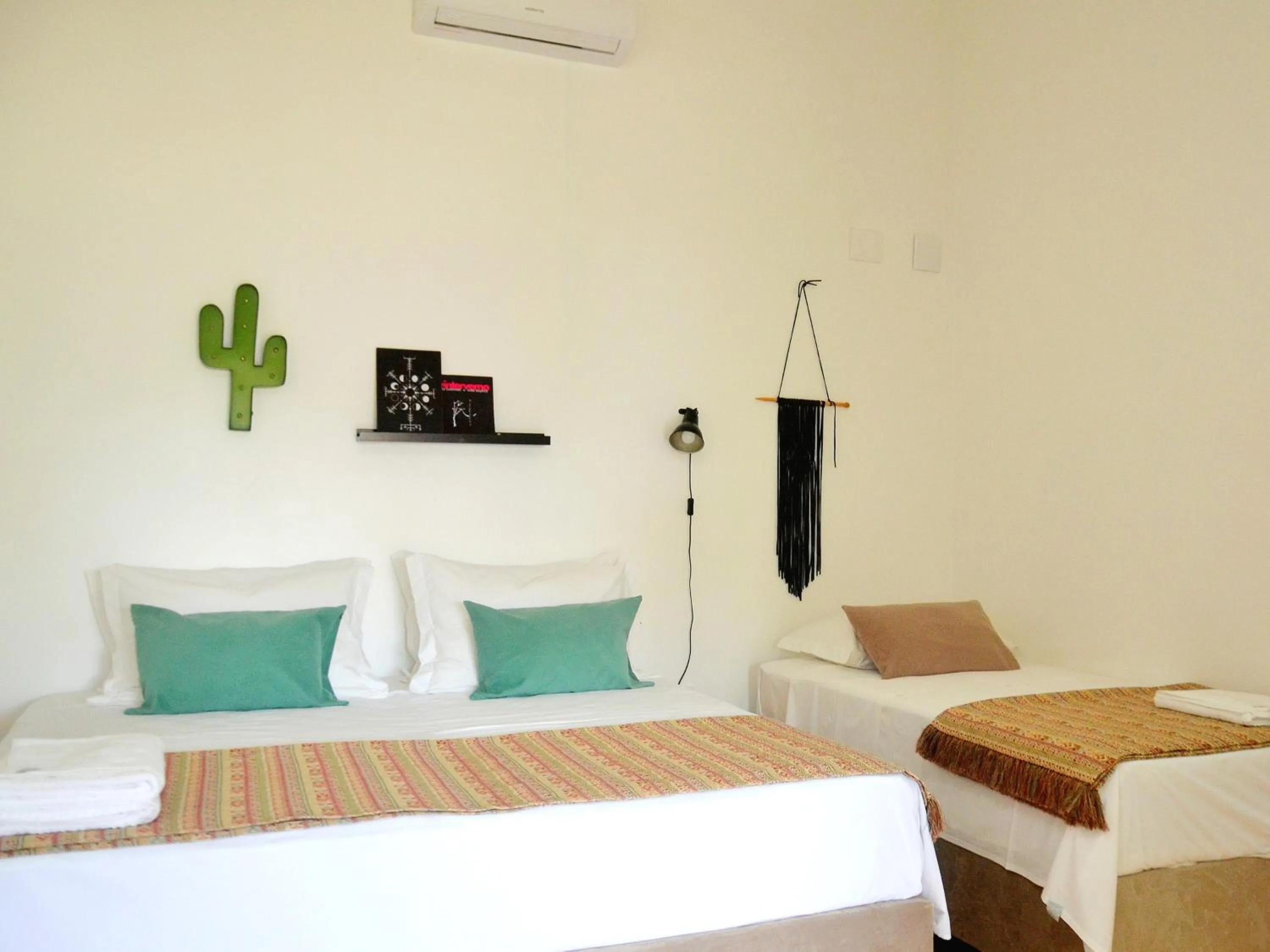 Photo of the whole room, Bed in Pousada la Boheme Guarda do Embaú - SC