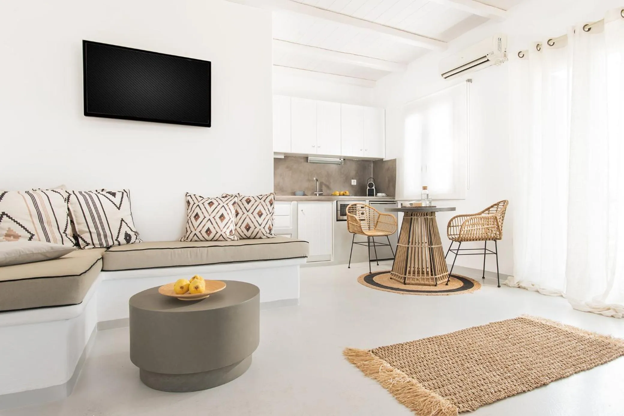 TV and multimedia in Perla Suites - Delmar Collection