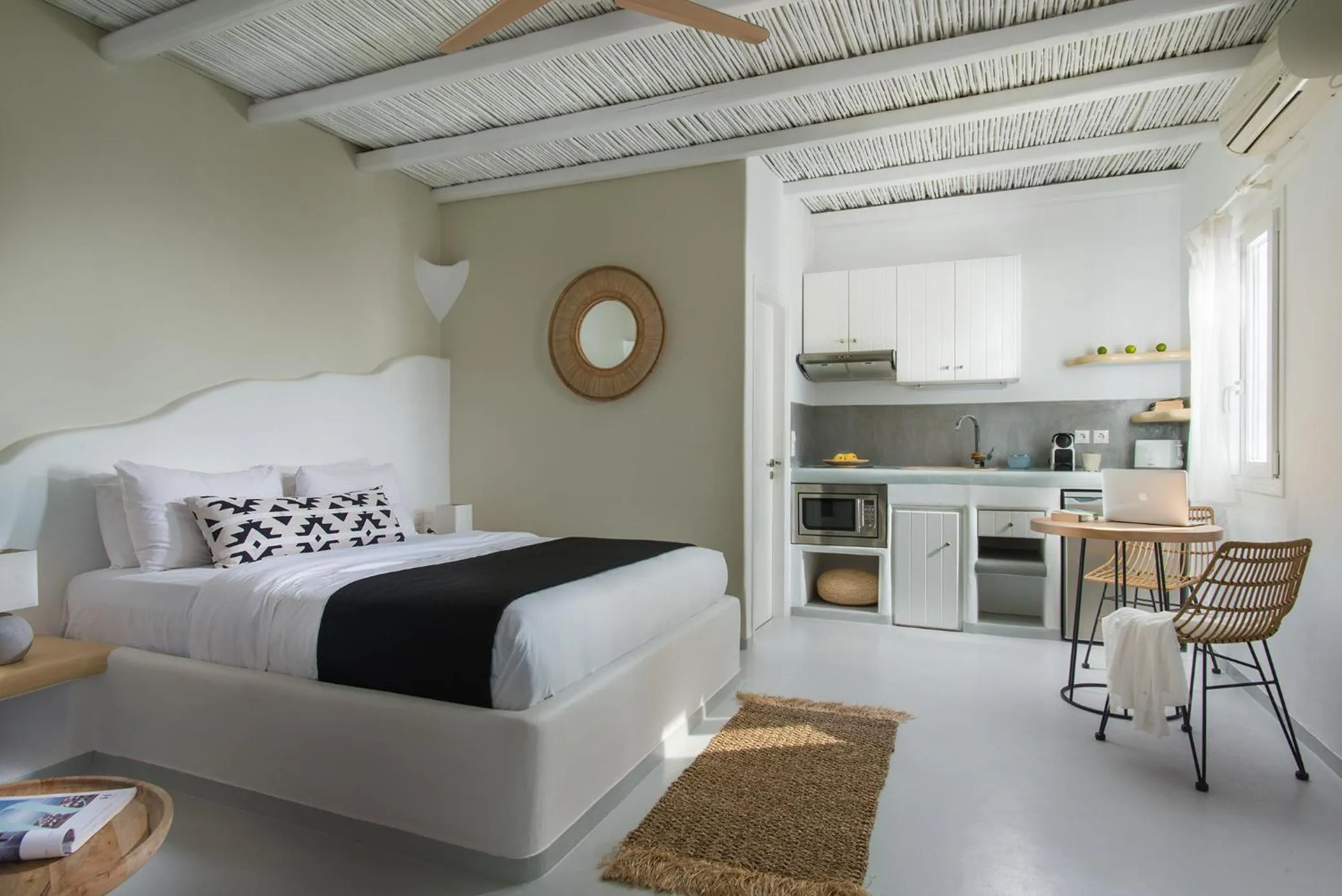 Photo of the whole room, Bed in Perla Suites - Delmar Collection