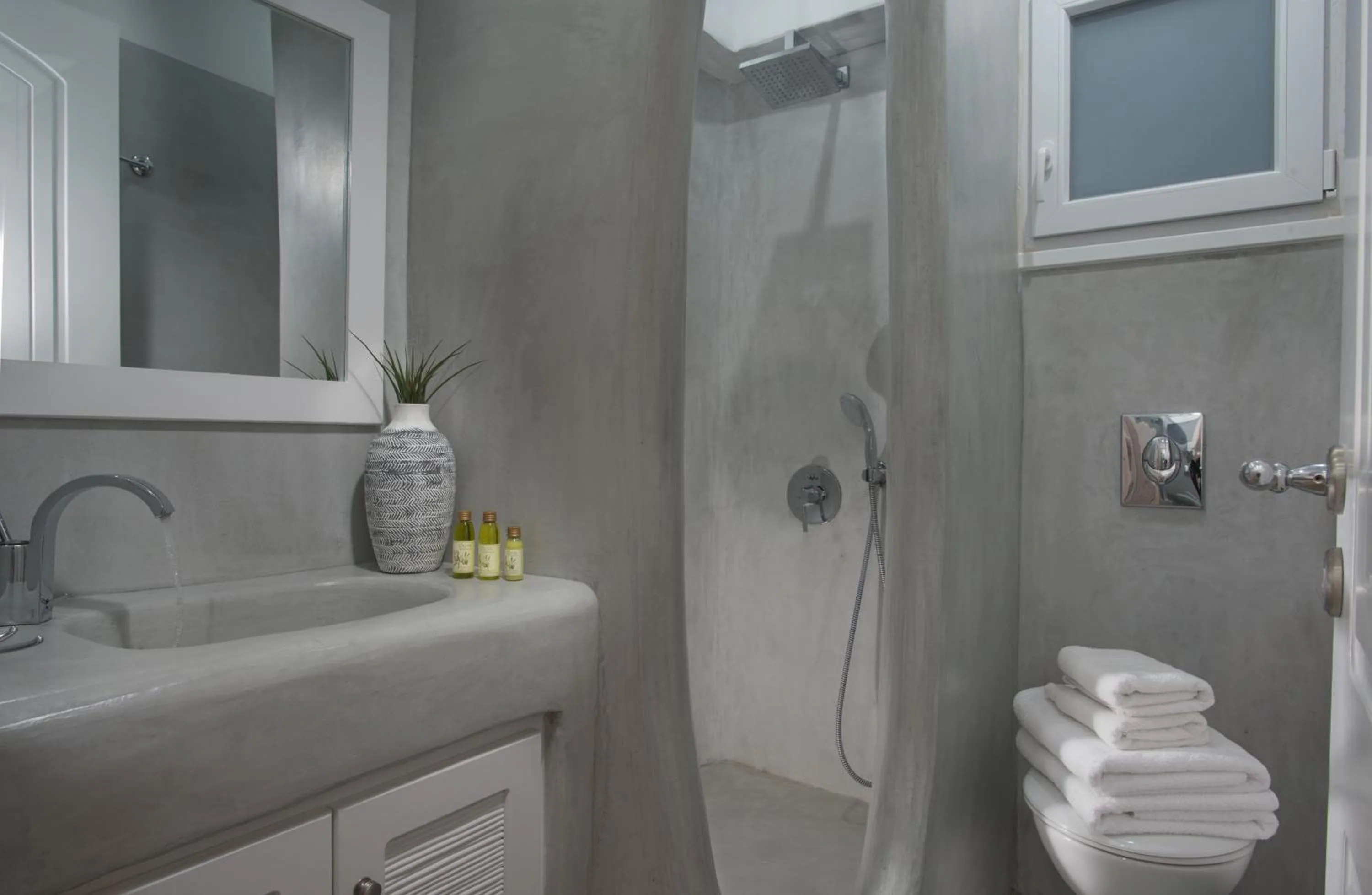 Shower in Perla Suites - Delmar Collection