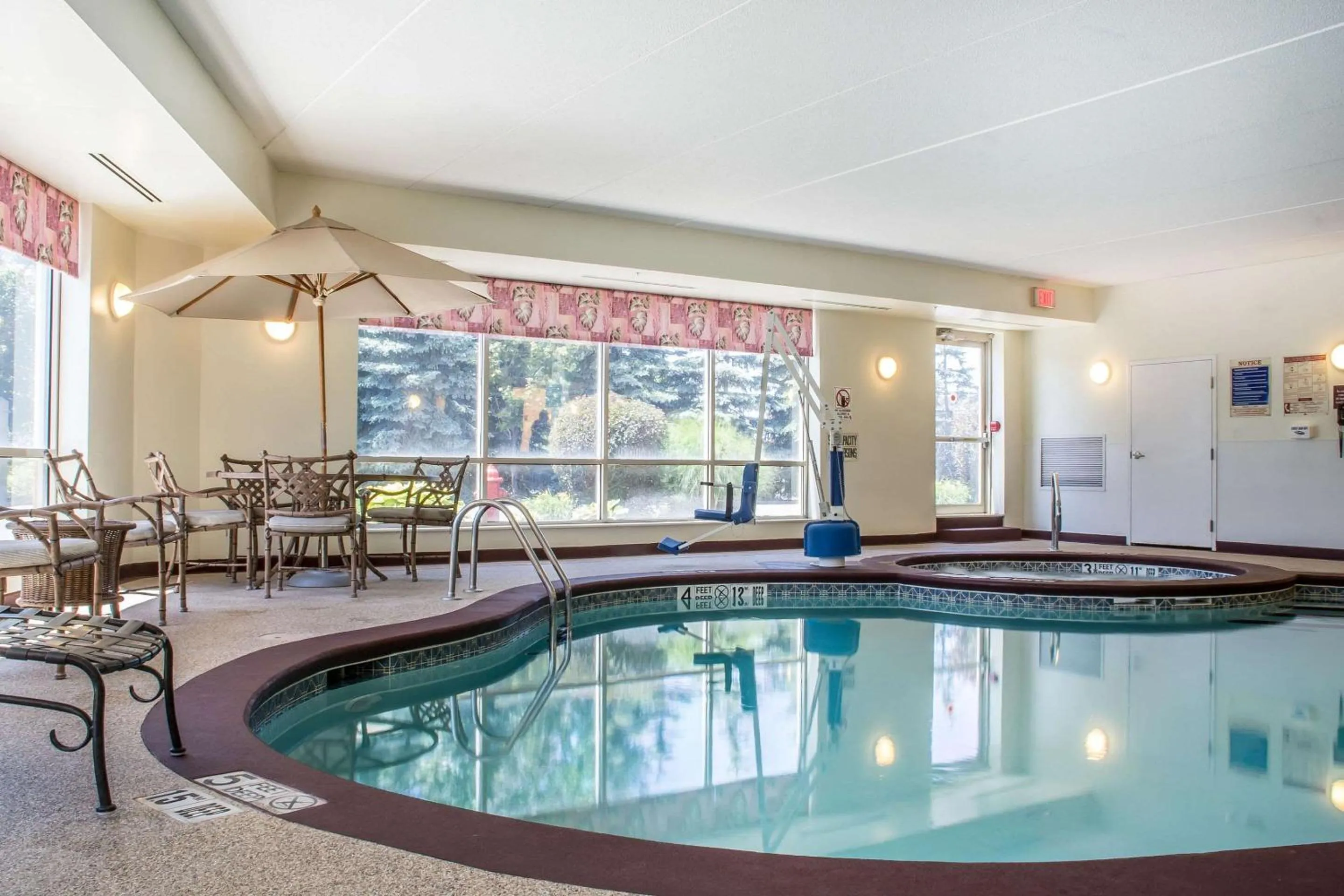 Swimming pool in Sleep Inn Amherst - Buffalo North near University