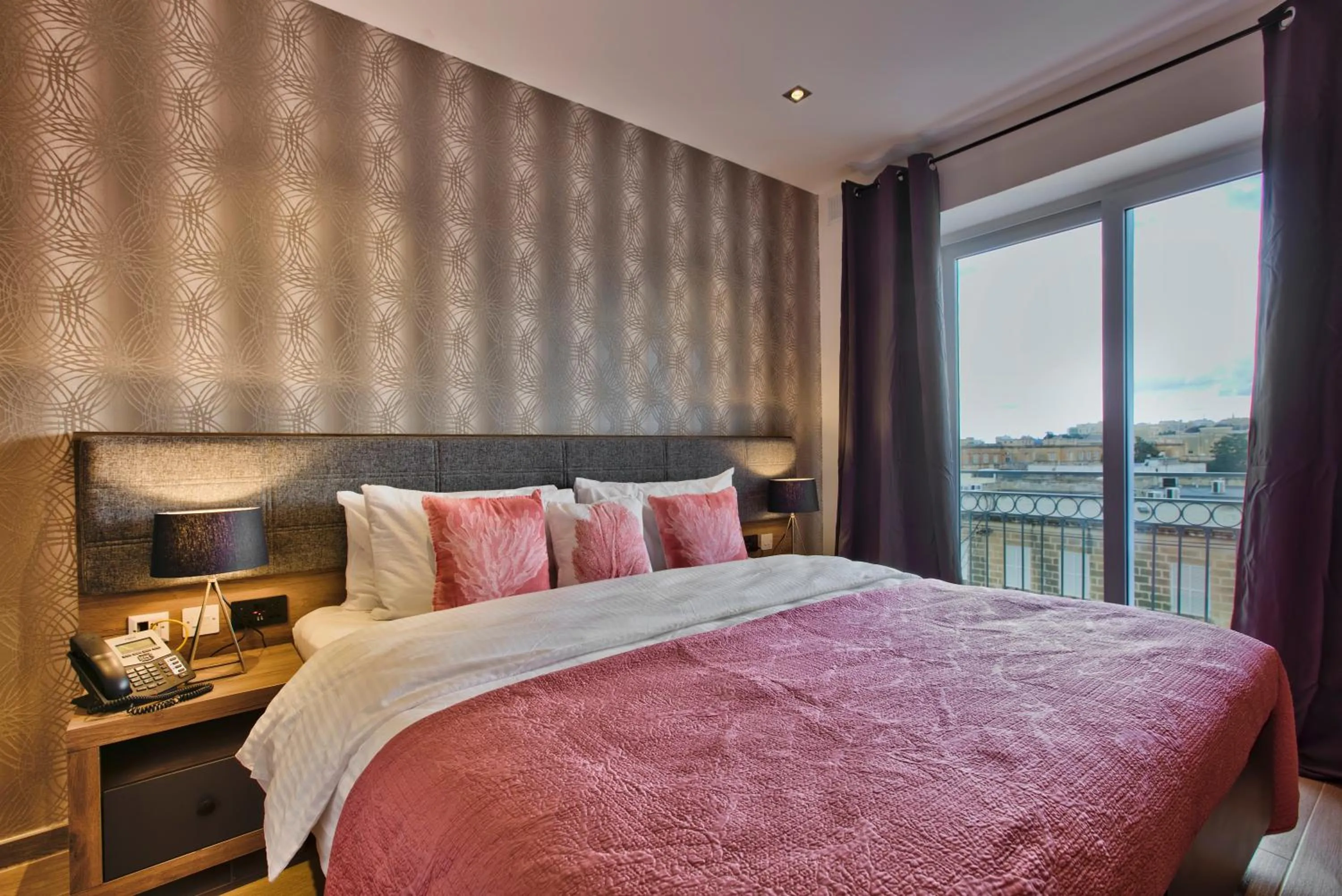 Bed in Tritoni Valletta Boutique Hotel