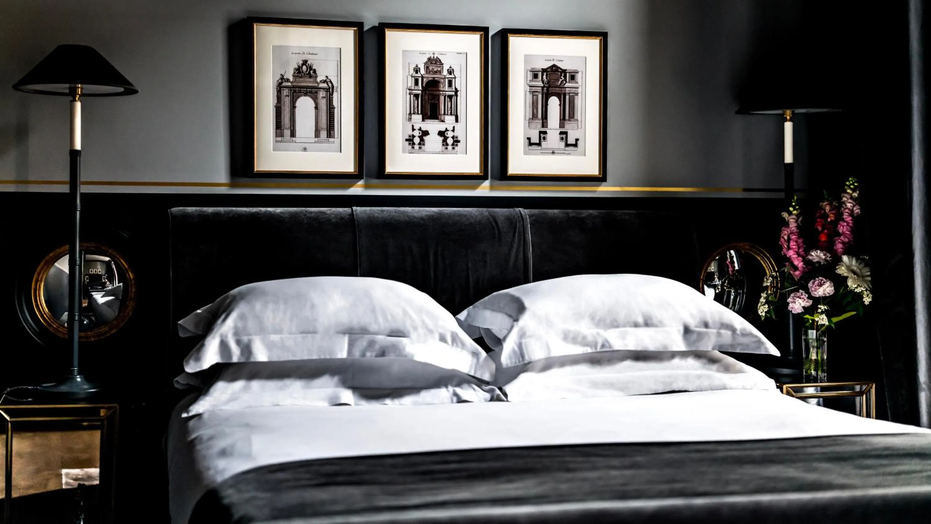 Bed in Monsieur George Hotel & Spa - Champs-Elysées