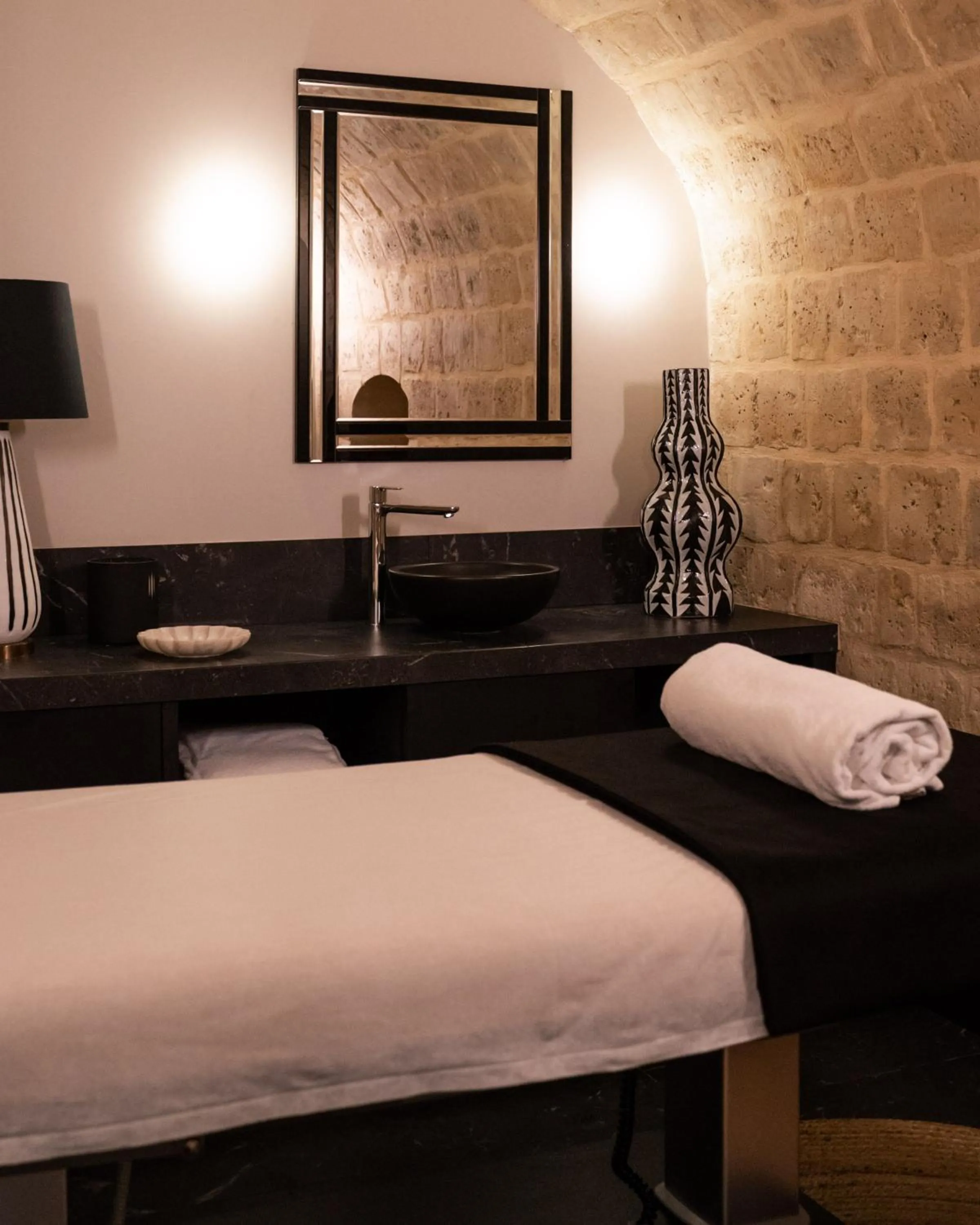 Spa and wellness centre/facilities, Bed in Monsieur George Hotel & Spa - Champs-Elysées