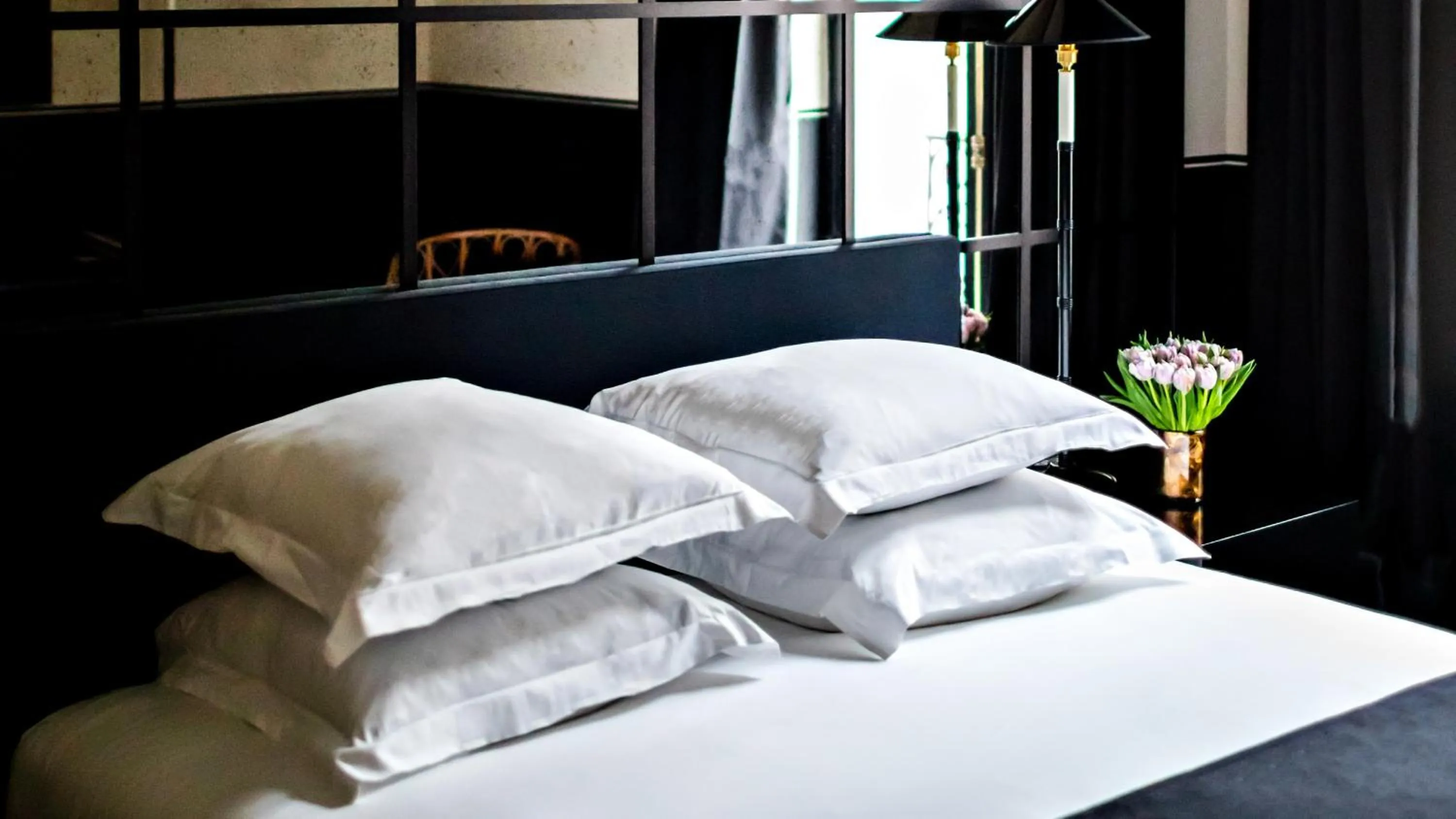 Bed in Monsieur George Hotel & Spa - Champs-Elysées