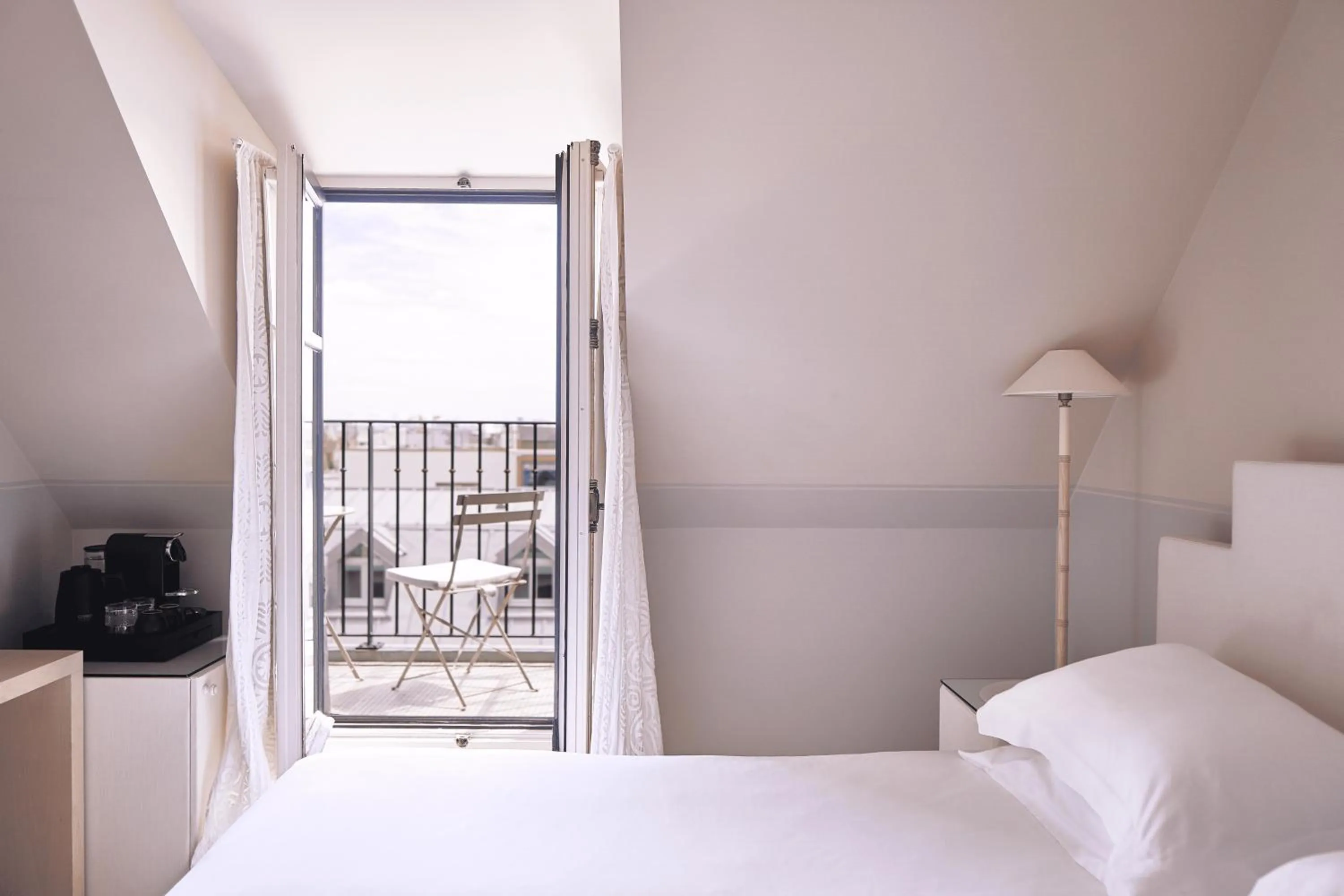 Bed in Monsieur George Hotel & Spa - Champs-Elysées