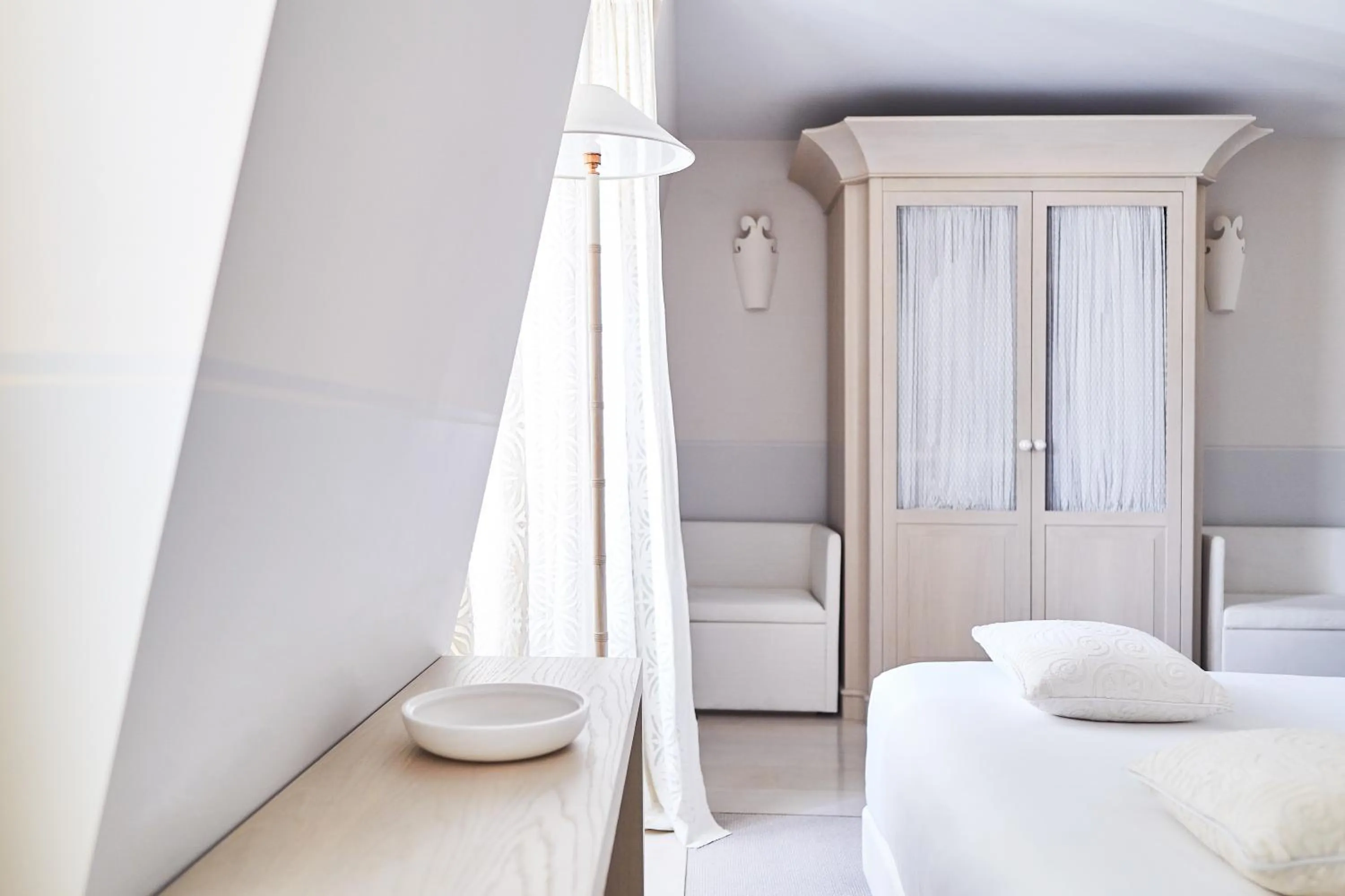 Decorative detail, Bed in Monsieur George Hotel & Spa - Champs-Elysées