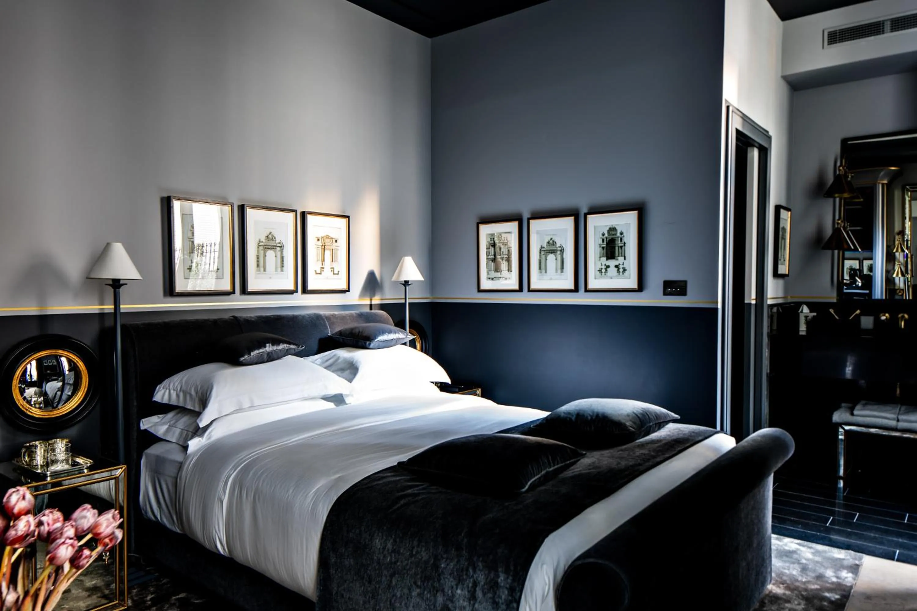 Bed in Monsieur George Hotel & Spa - Champs-Elysées