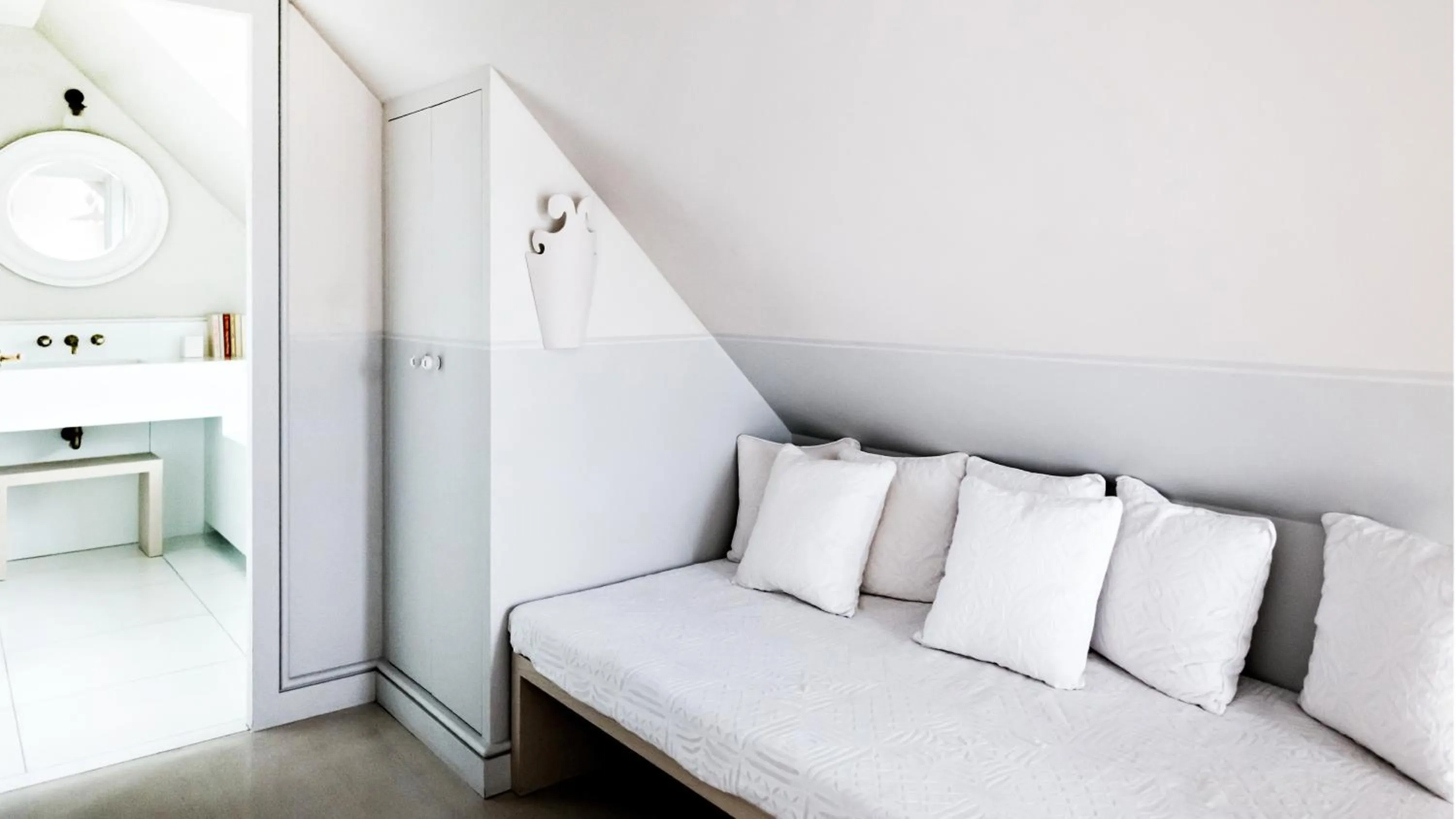 Photo of the whole room, Bed in Monsieur George Hotel & Spa - Champs-Elysées