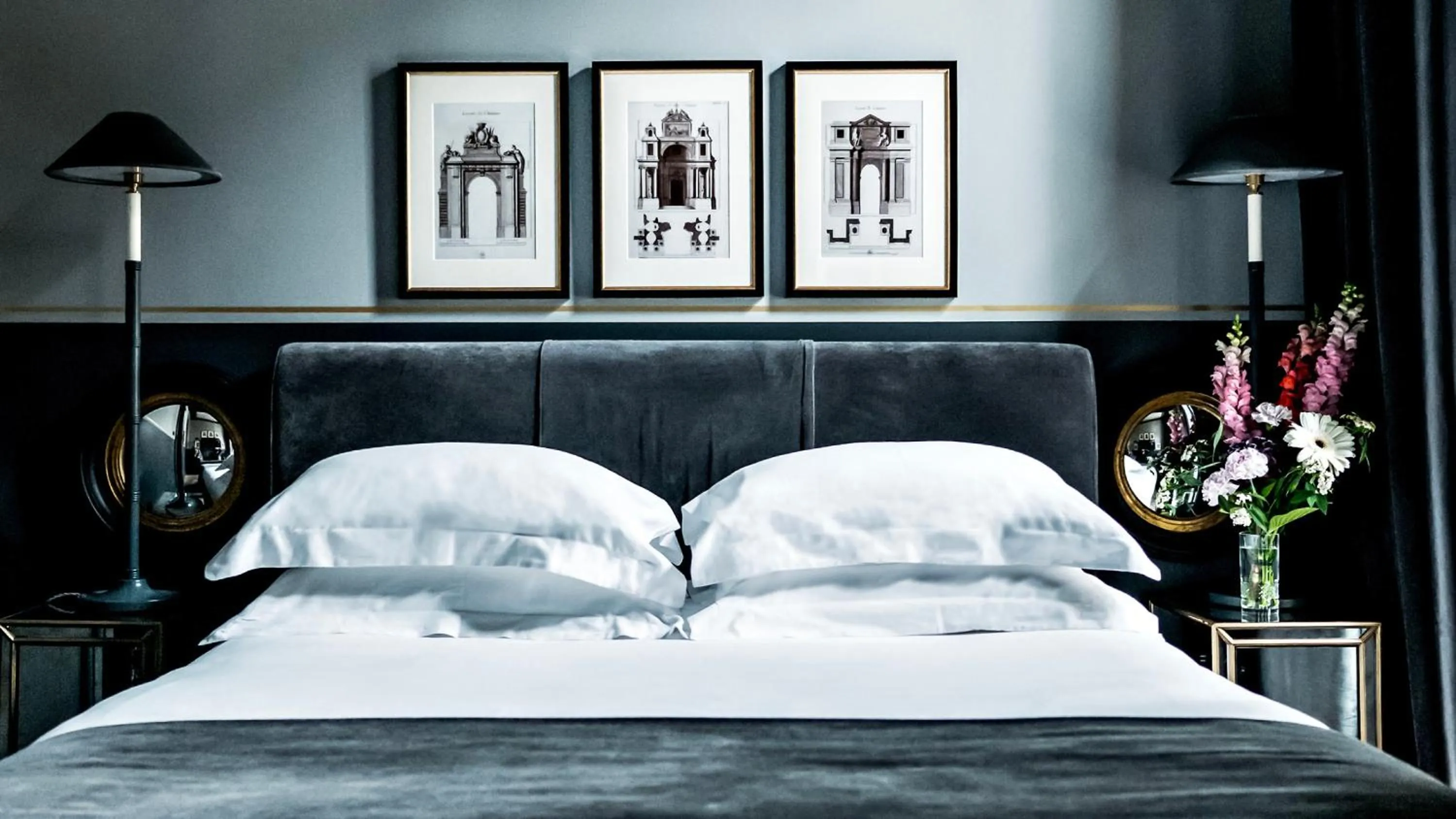 Bed in Monsieur George Hotel & Spa - Champs-Elysées