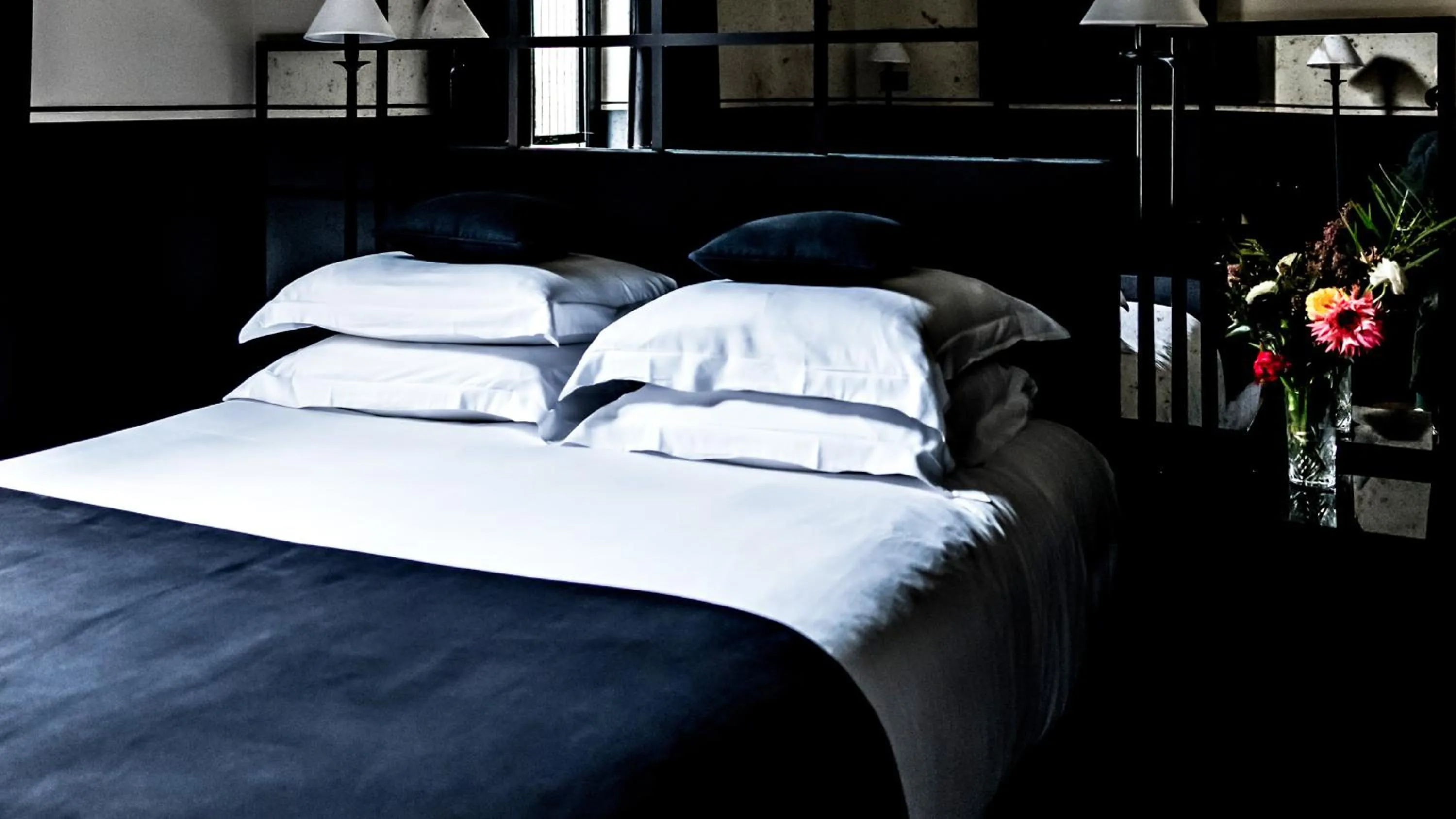 Bed in Monsieur George Hotel & Spa - Champs-Elysées