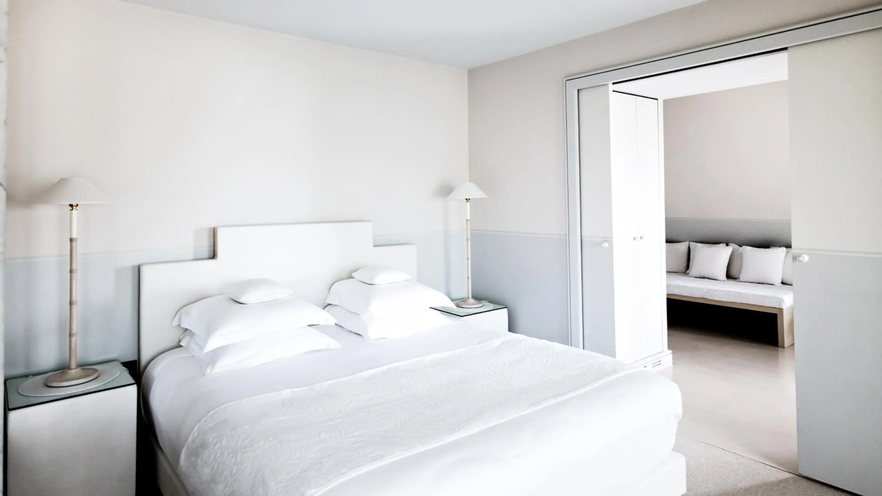 Photo of the whole room, Bed in Monsieur George Hotel & Spa - Champs-Elysées