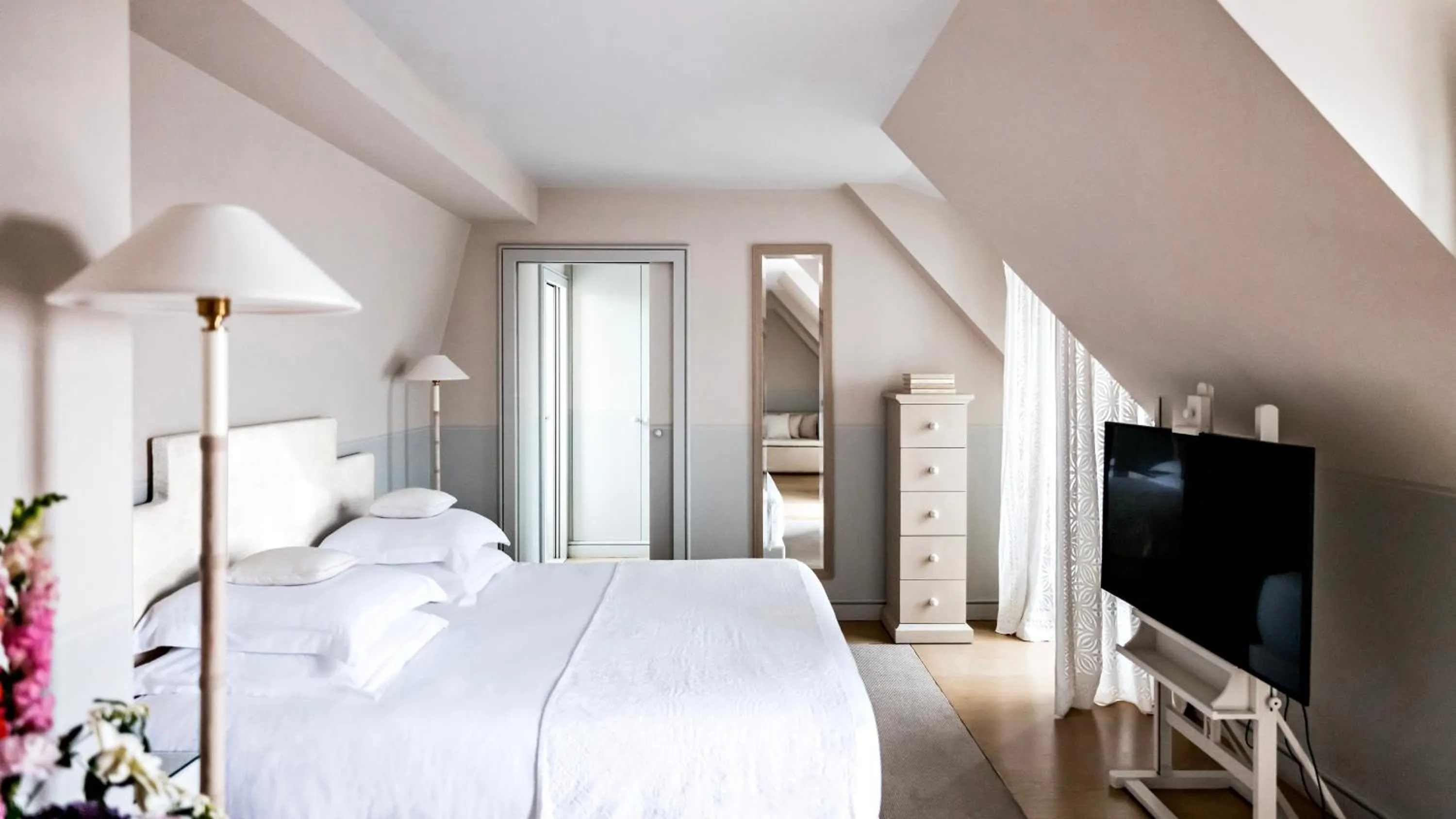 Bedroom, Bed in Monsieur George Hotel & Spa - Champs-Elysées