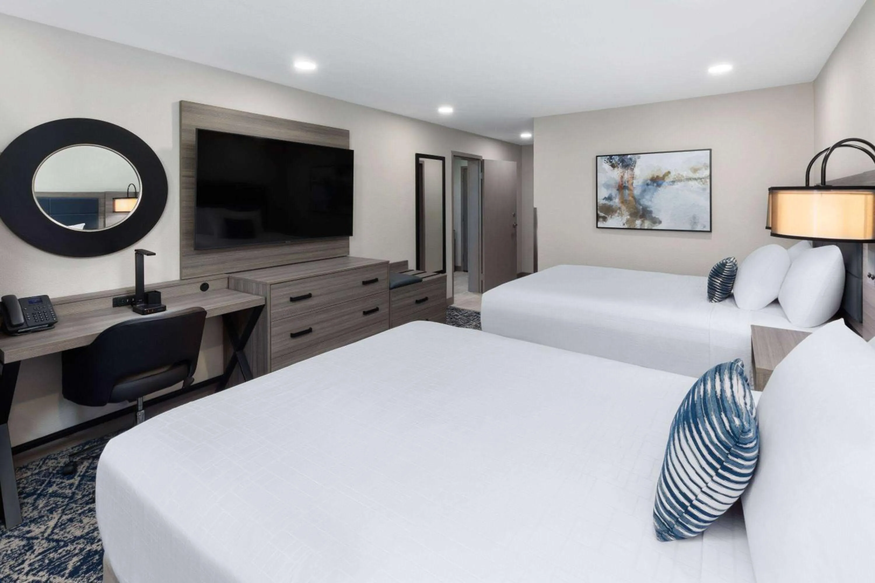 Photo of the whole room, Bed in Wyndham DFW Airport