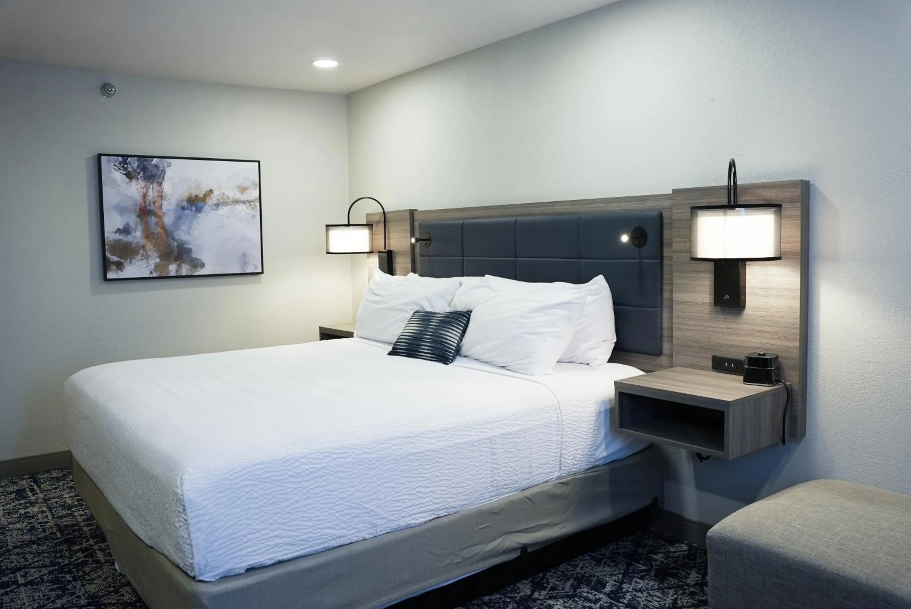 Bed in Wyndham DFW Airport