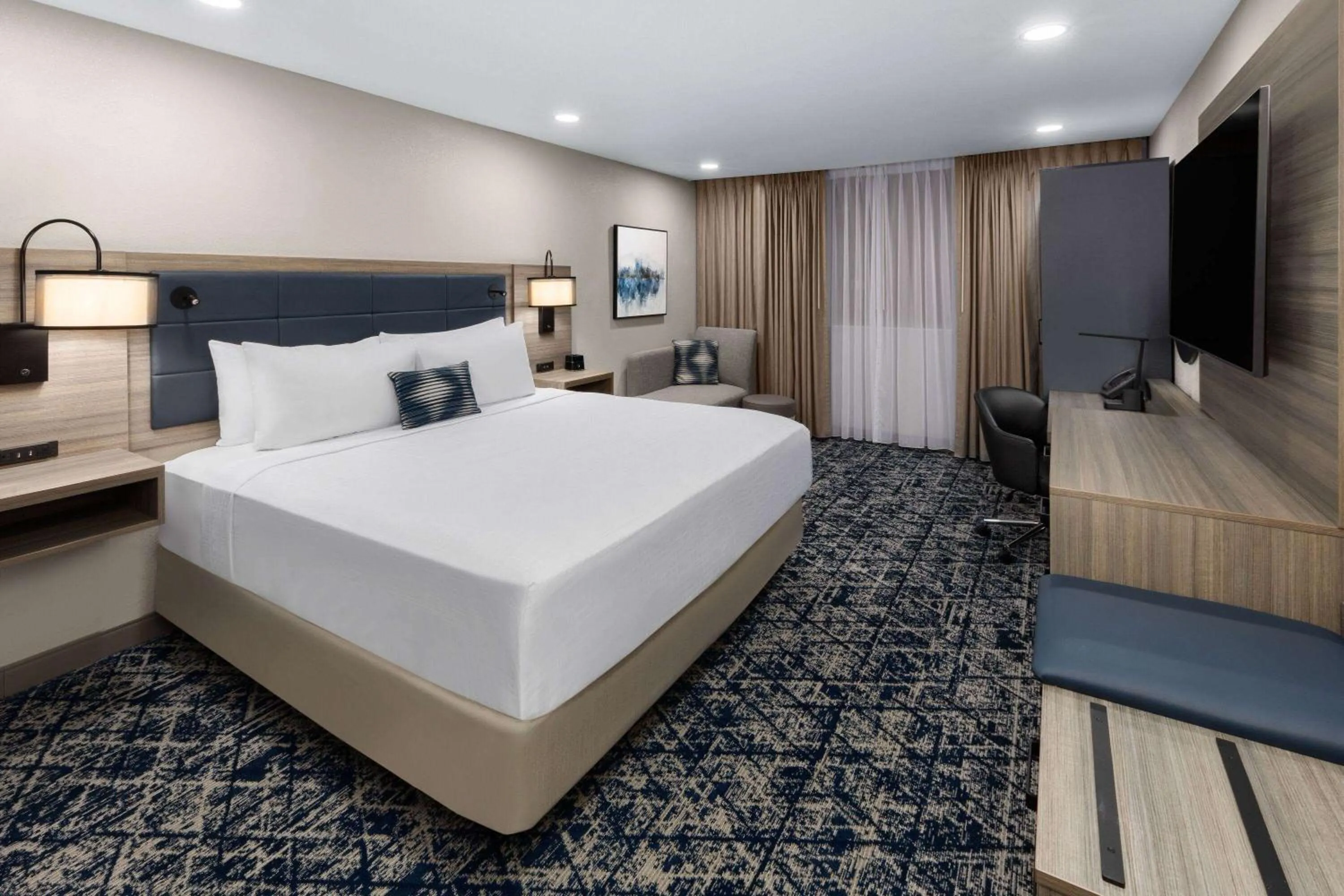 Photo of the whole room, Bed in Wyndham DFW Airport