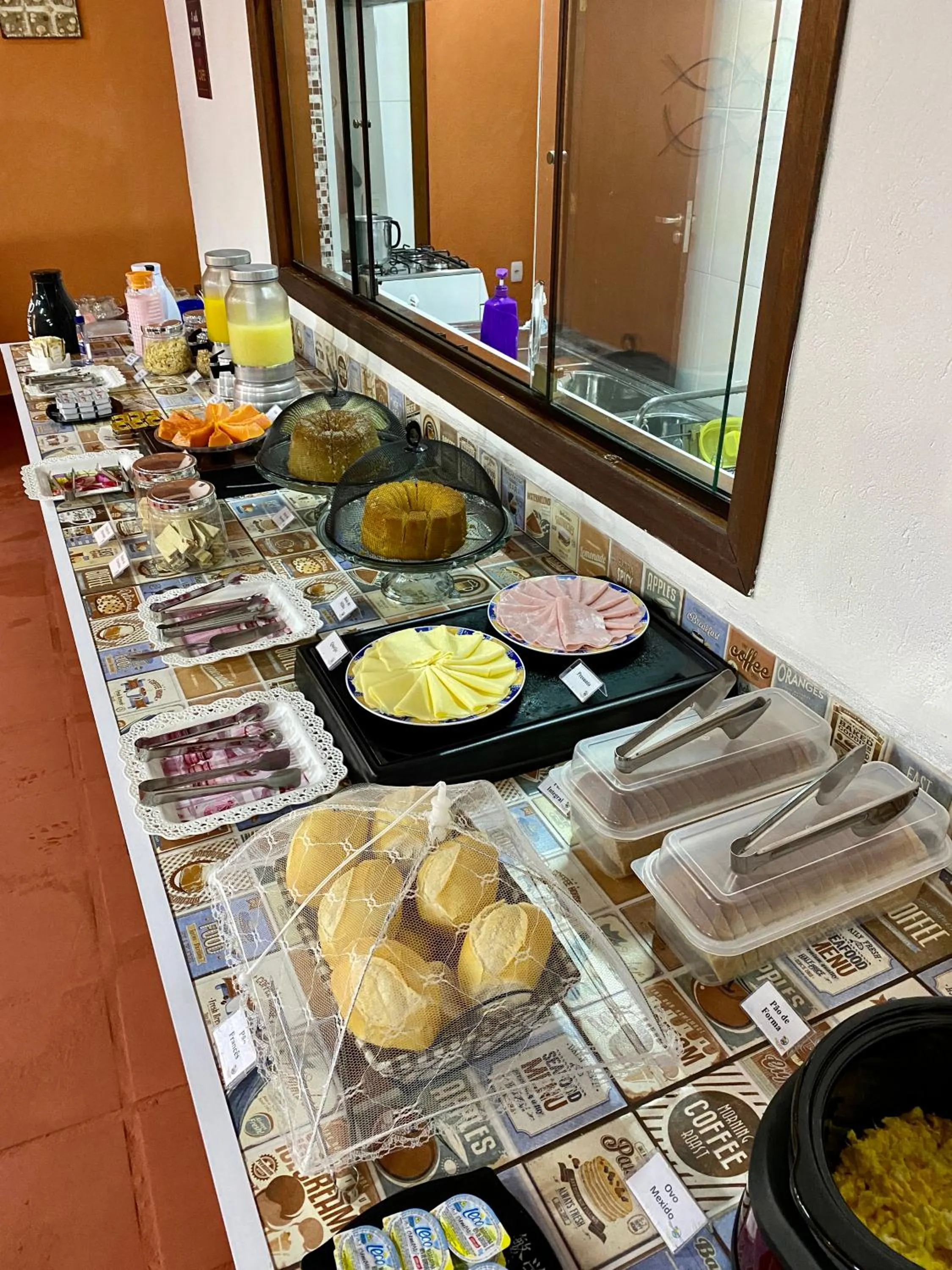 Buffet breakfast in Suíte Lázaro