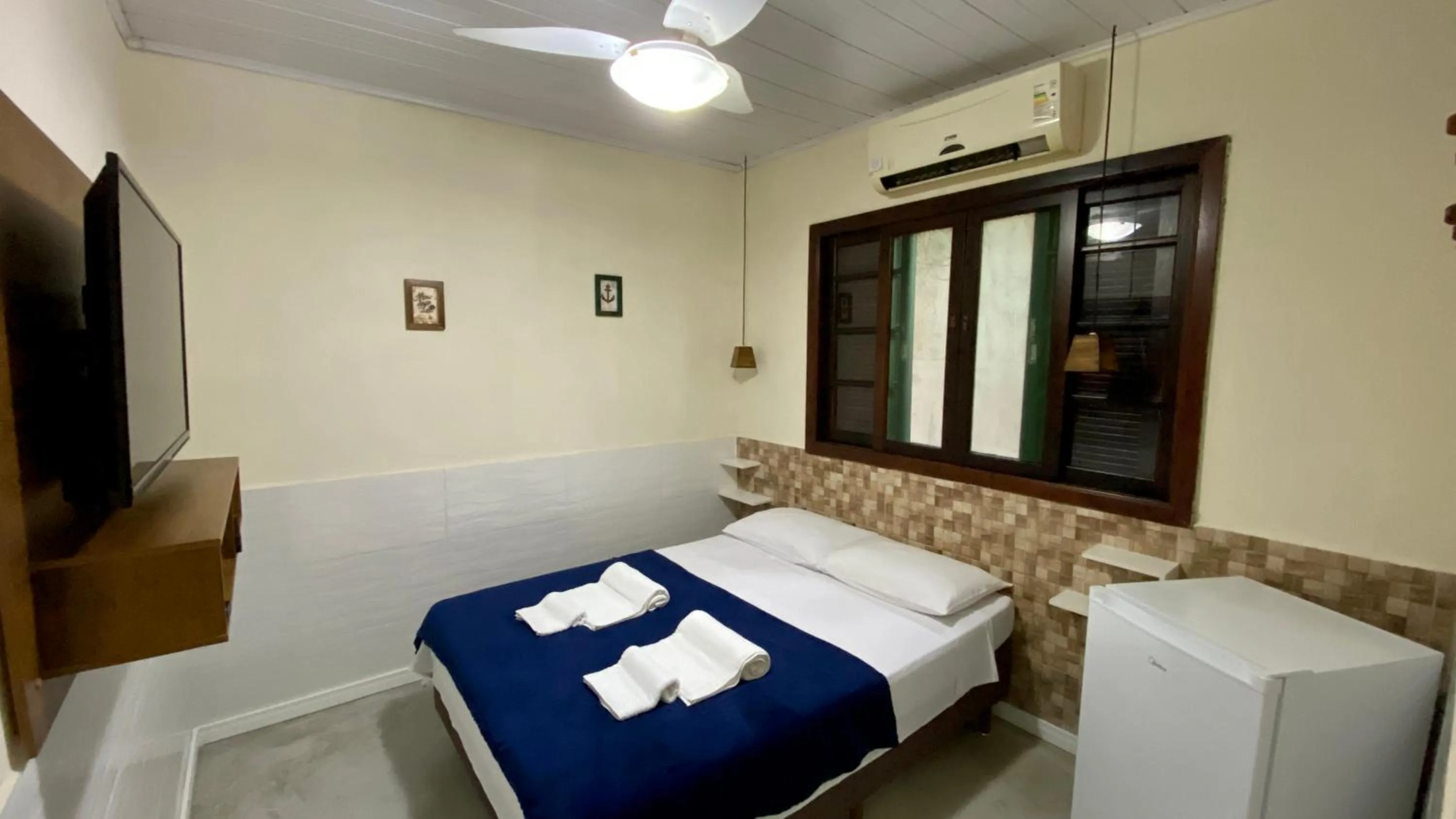 Photo of the whole room, Bed in Suíte Lázaro