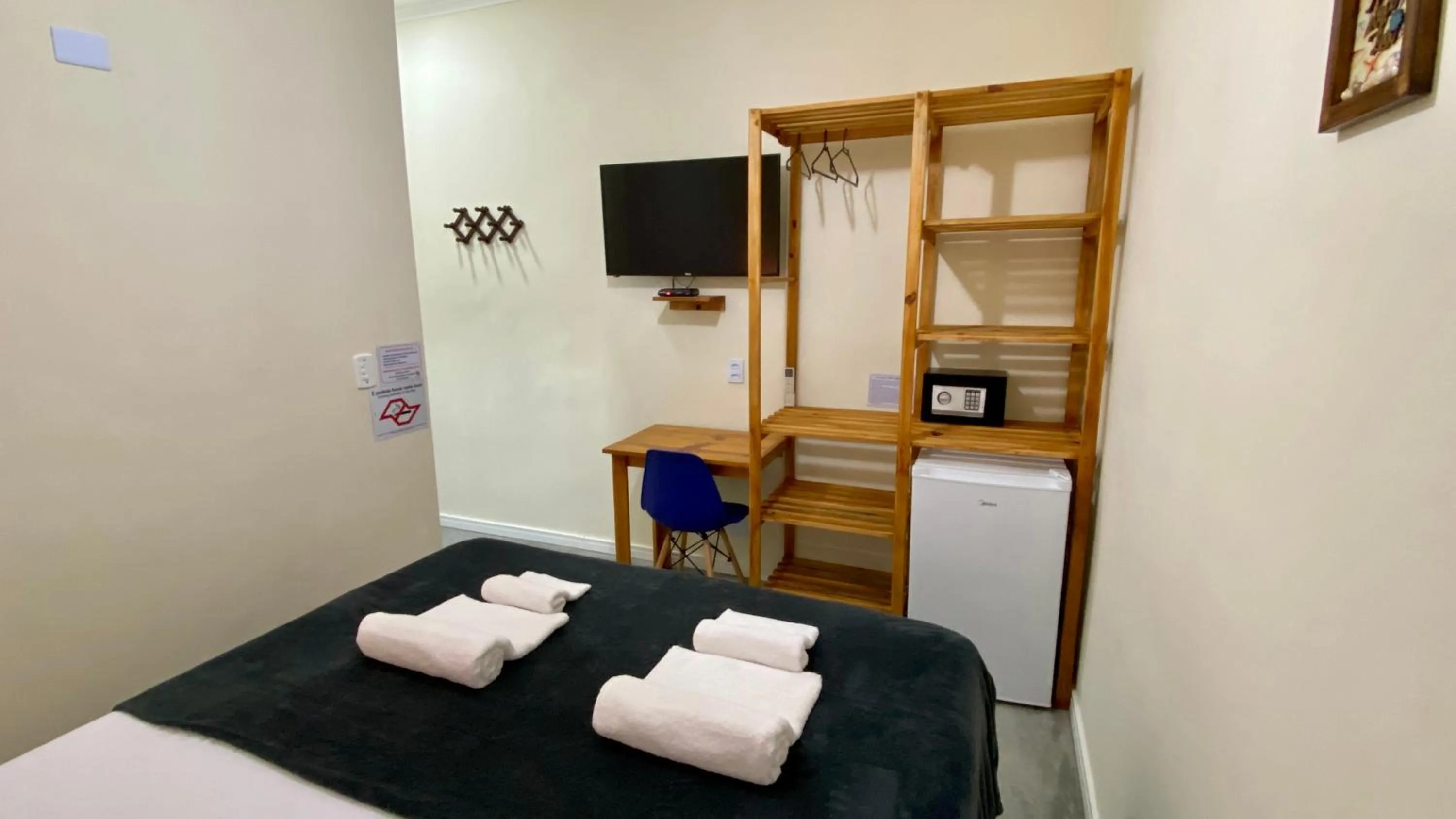 Photo of the whole room, Bed in Suíte Lázaro