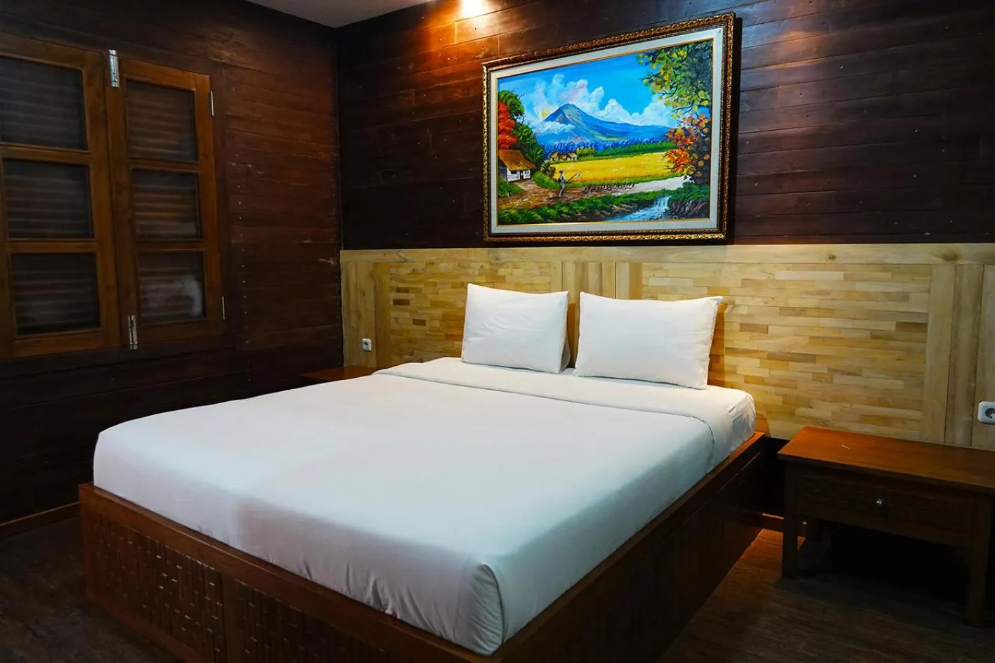 Communal lounge/ TV room, Bed in Baratha Hotel & Resto