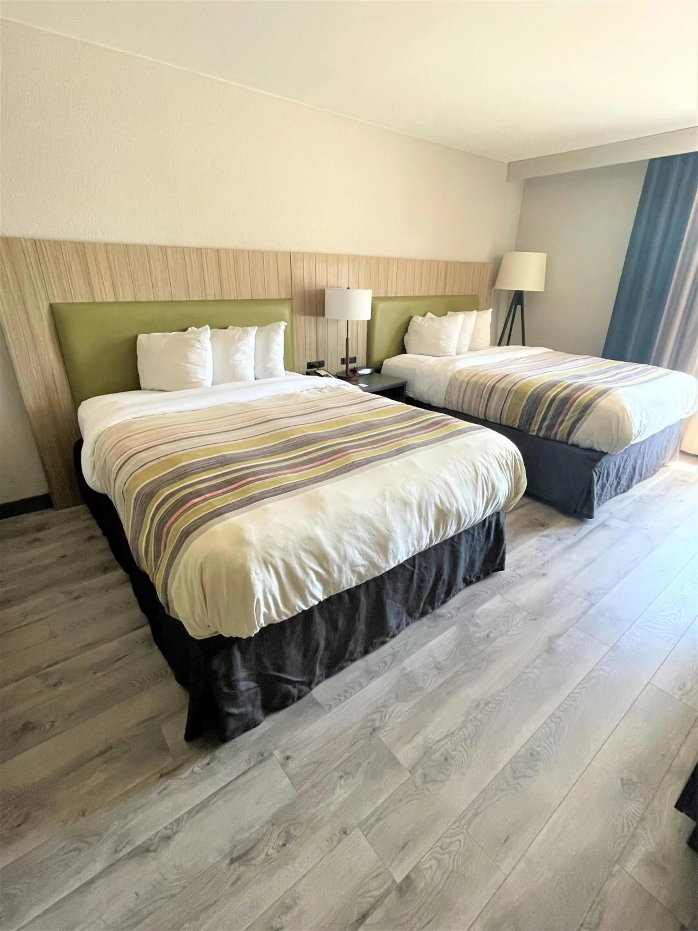 Bed in Country Inn & Suites by Radisson, Greenville, NC