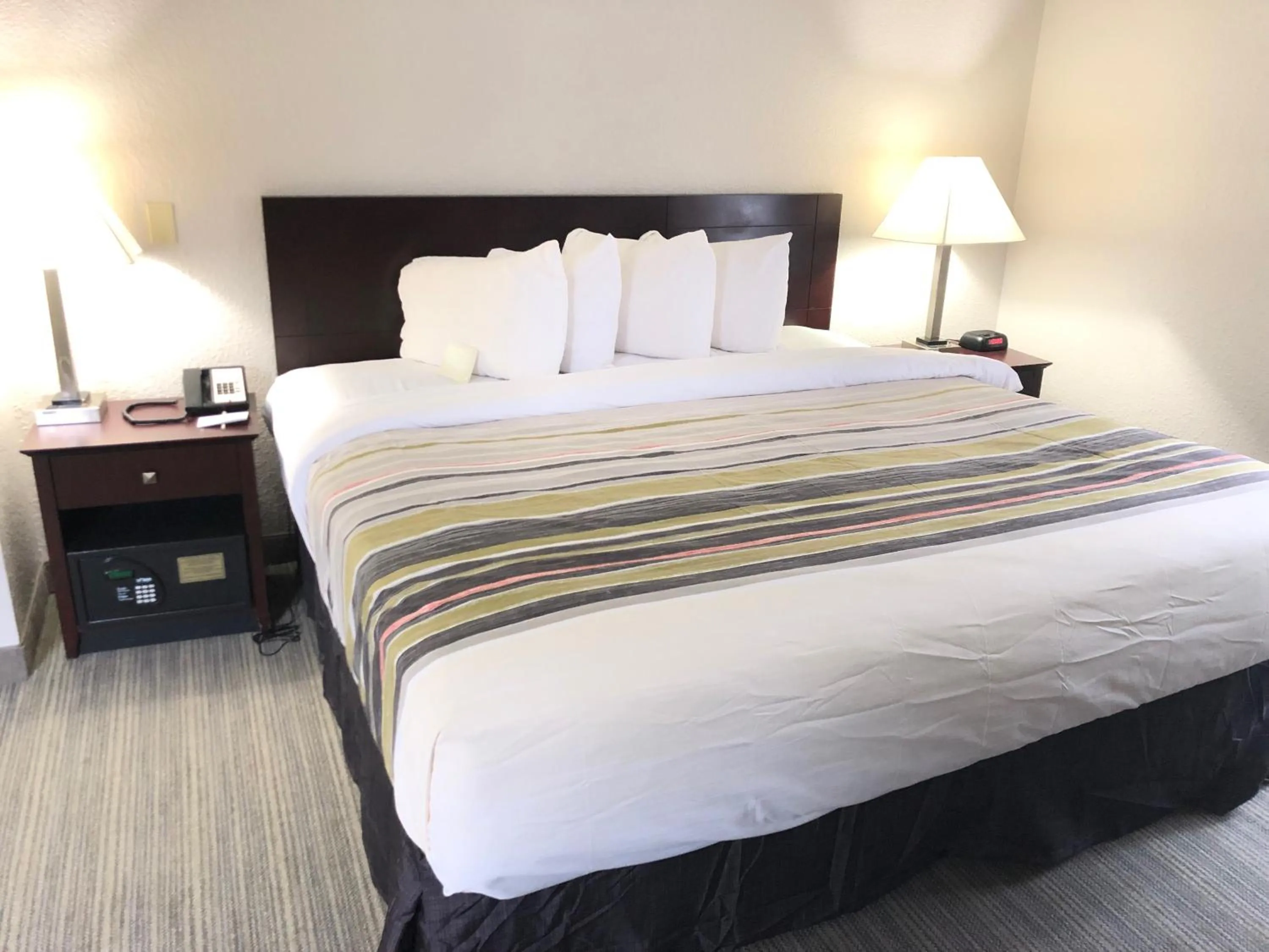 Bed in Country Inn & Suites by Radisson, Greenville, NC