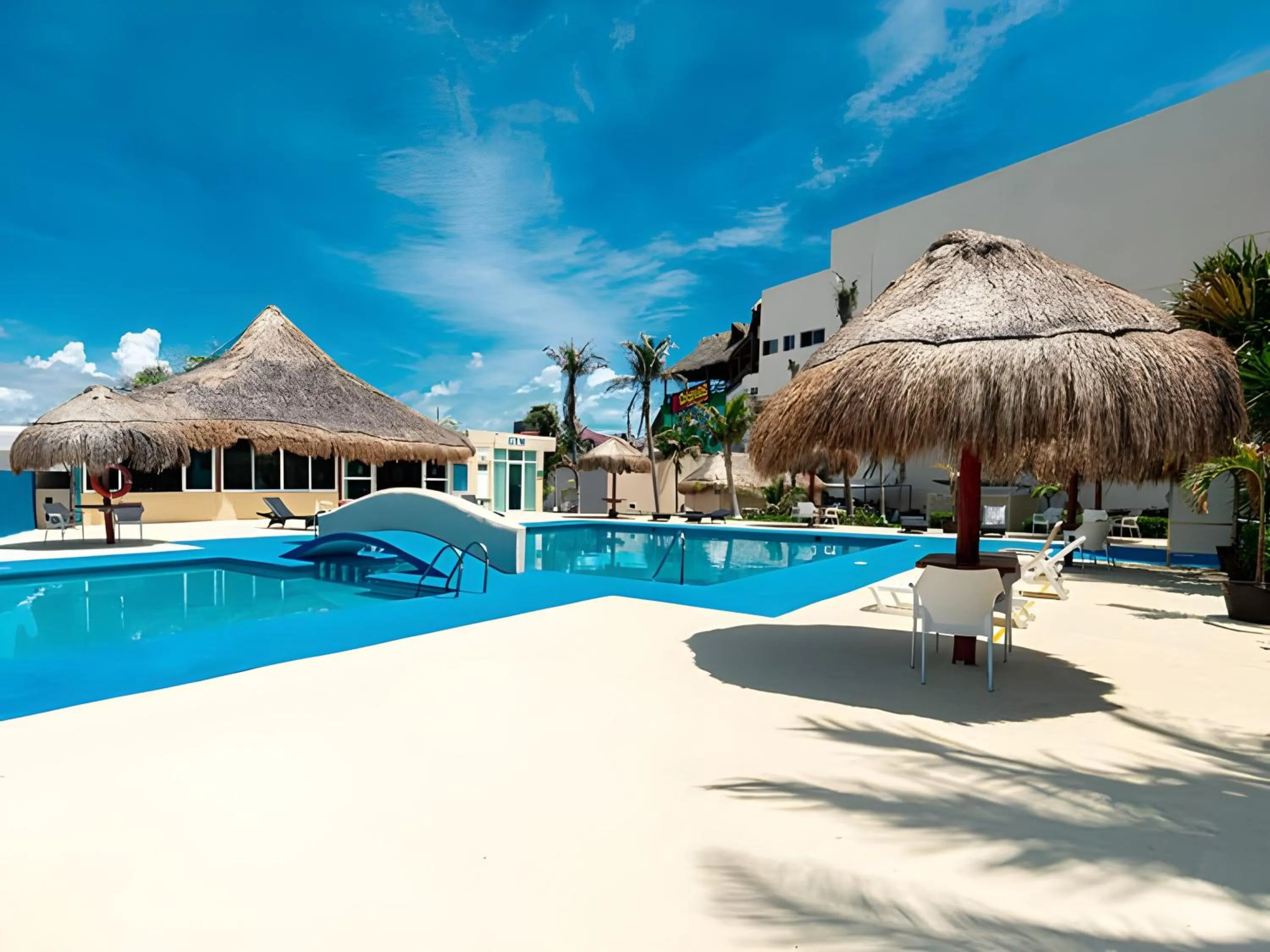 Pool view in Paradise Beachfront & Nightlife Heart