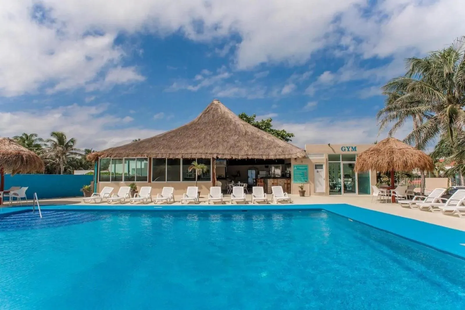 Pool view in Paradise Beachfront & Nightlife Heart