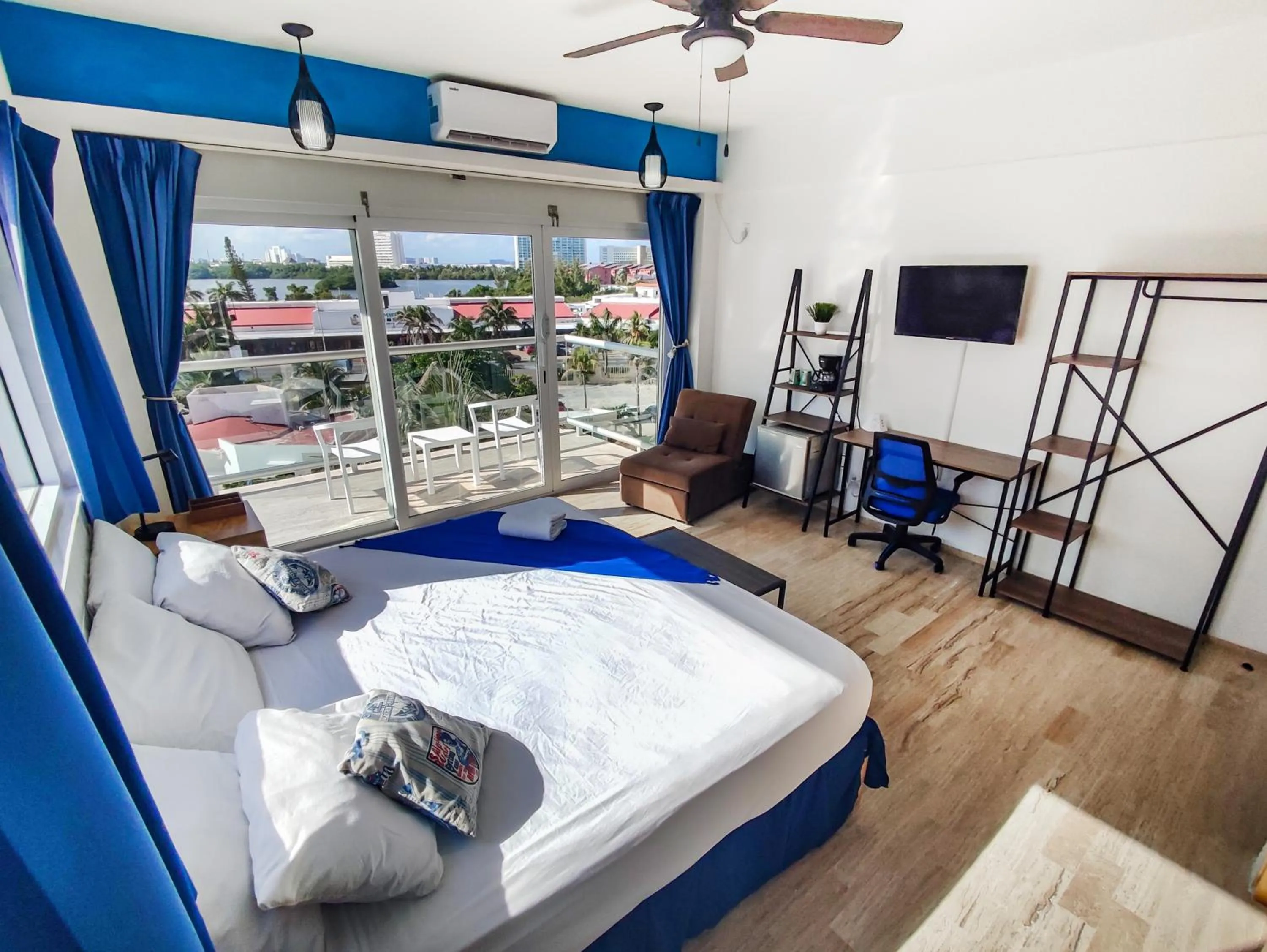 Bed in Paradise Beachfront & Nightlife Heart