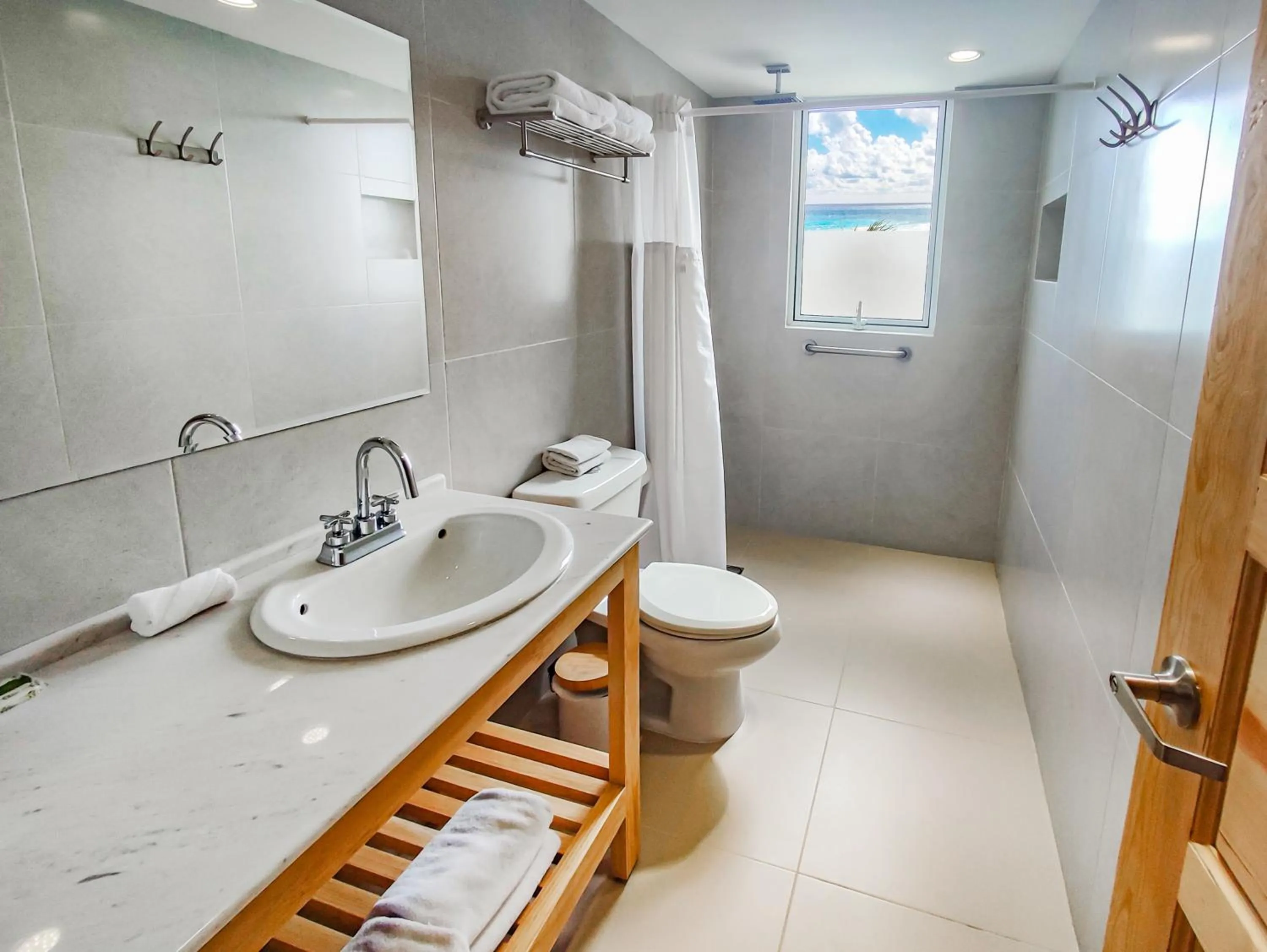 Shower in Paradise Beachfront & Nightlife Heart