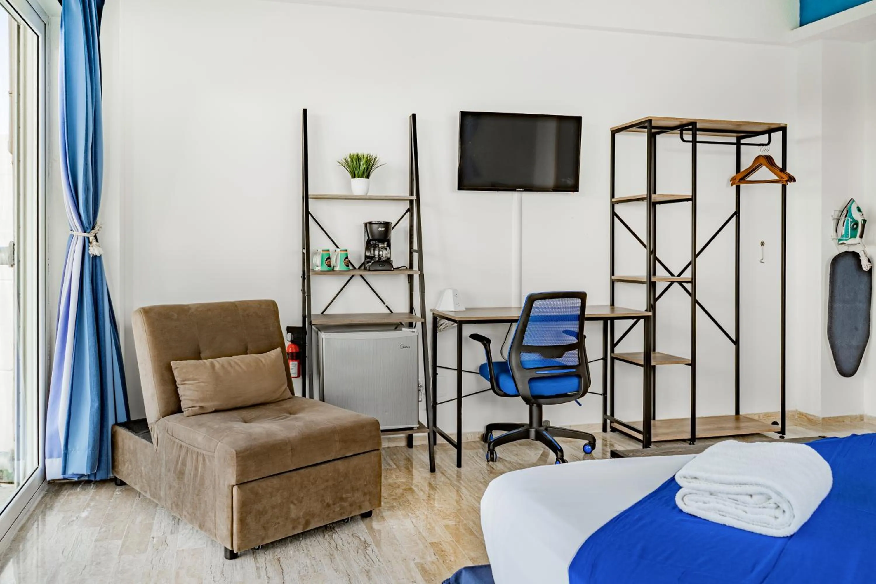 TV and multimedia, Bed in Paradise Beachfront & Nightlife Heart