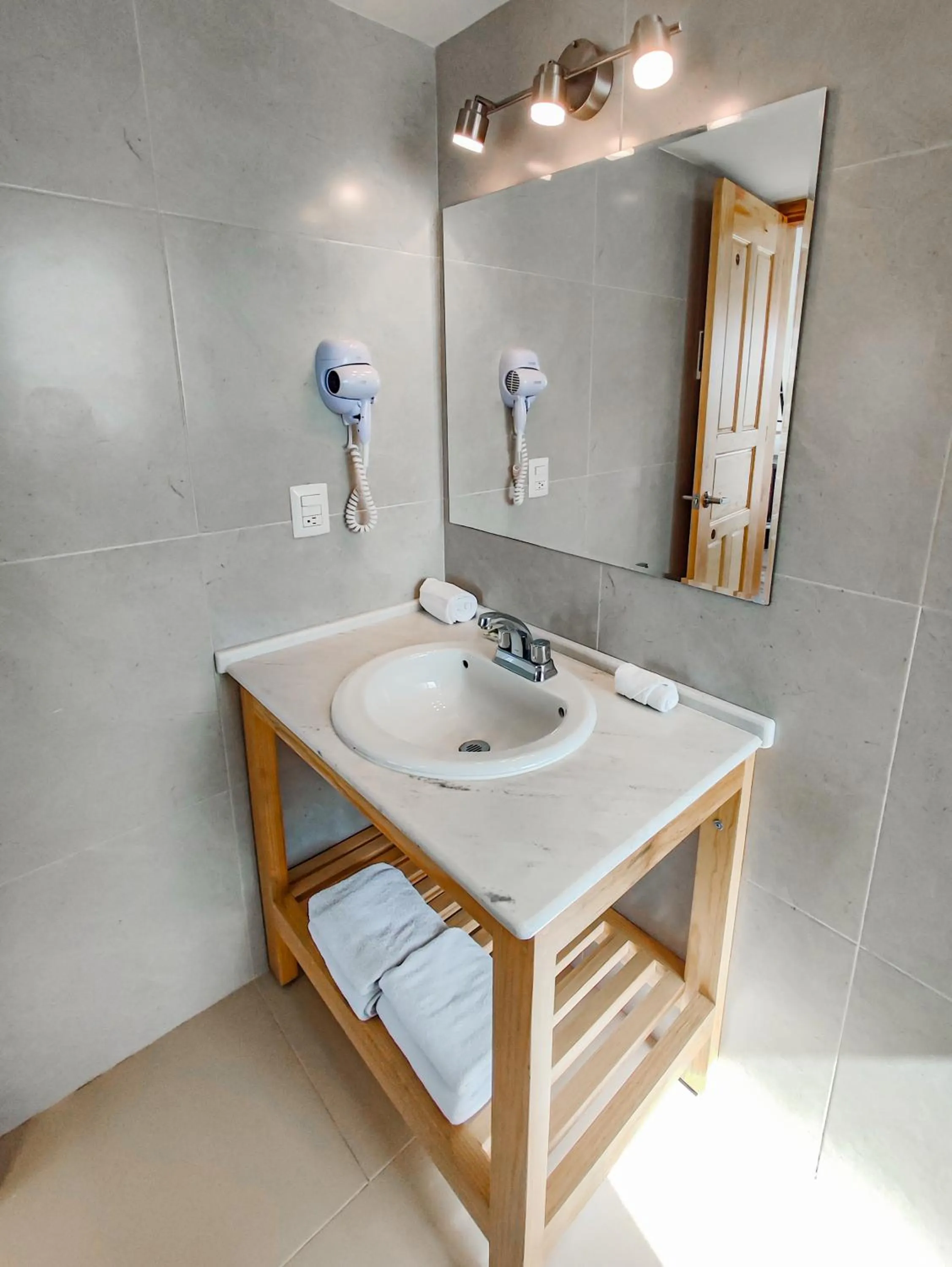 Bathroom in Paradise Beachfront & Nightlife Heart