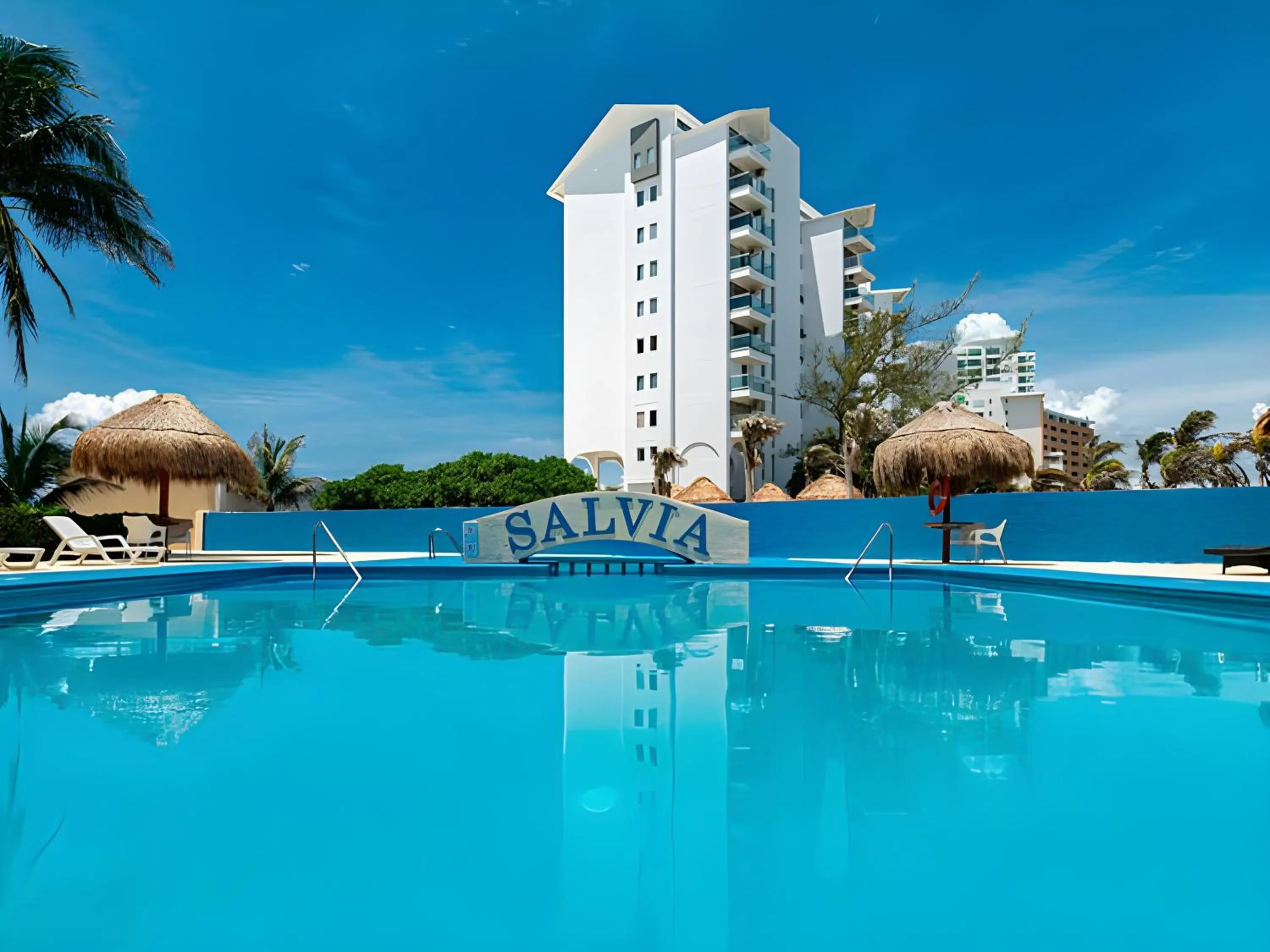 Pool view in Paradise Beachfront & Nightlife Heart