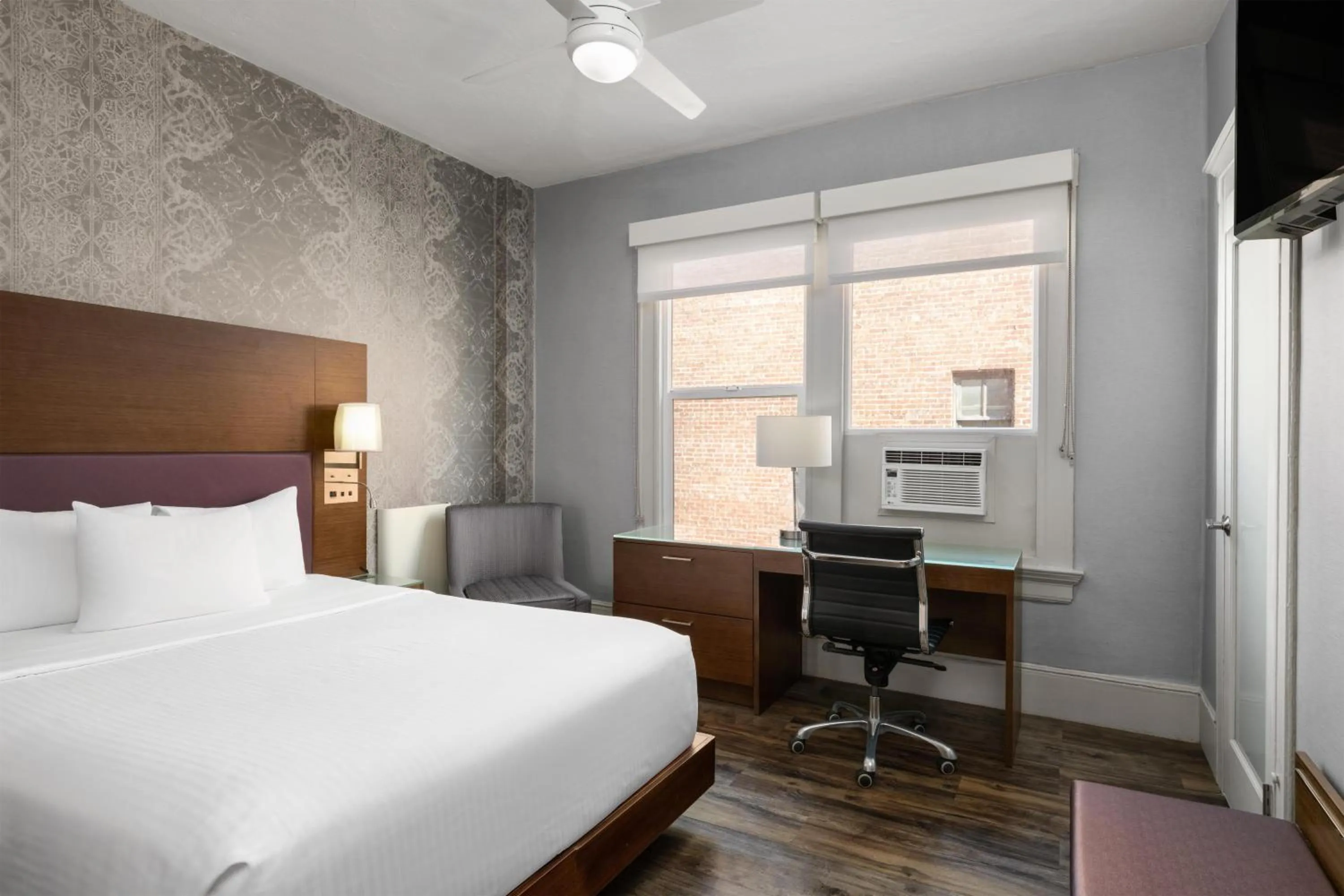 Bedroom, Bed in Cartwright Hotel Union Square - BW Premier Collection