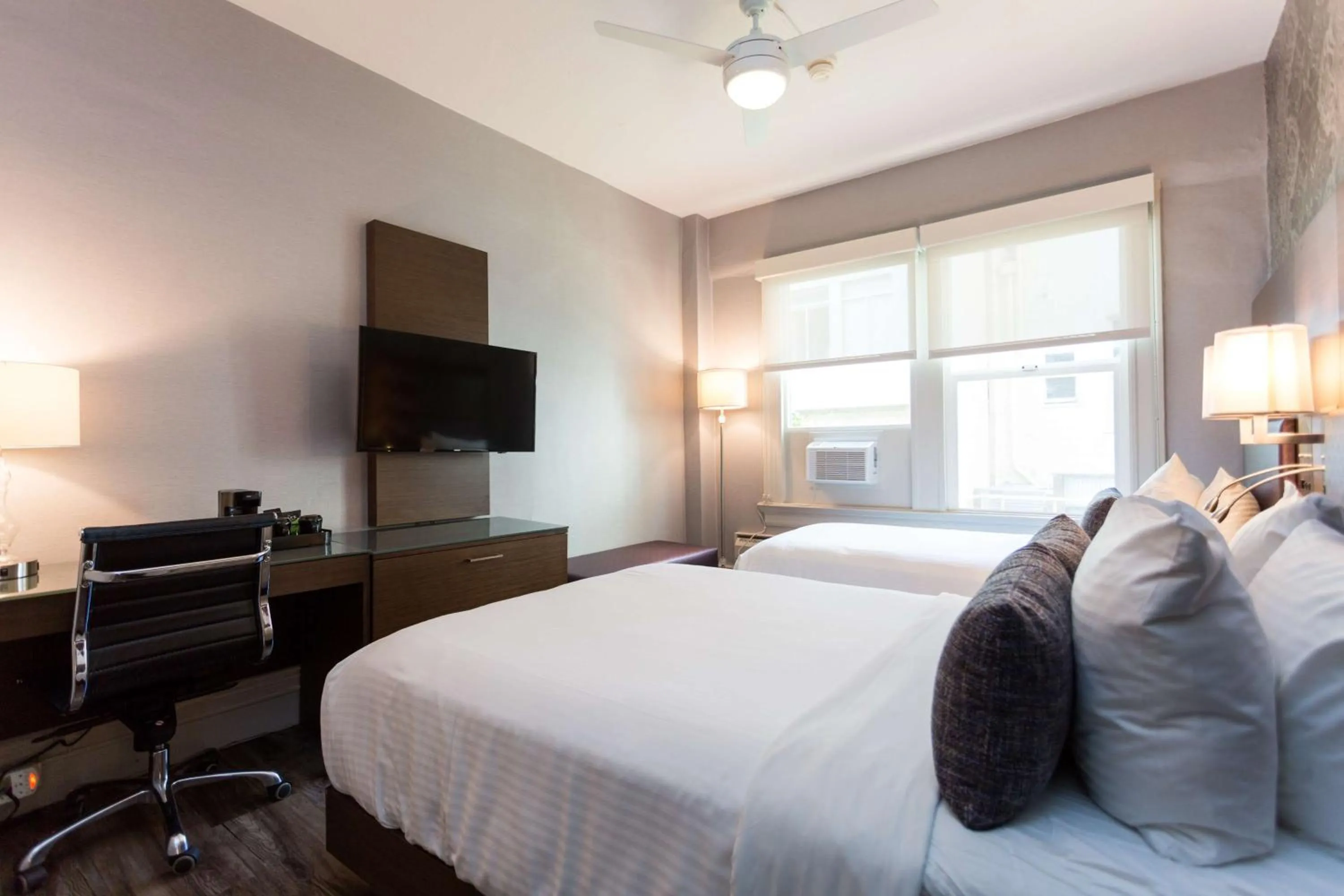 Bedroom, Bed in Cartwright Hotel Union Square - BW Premier Collection