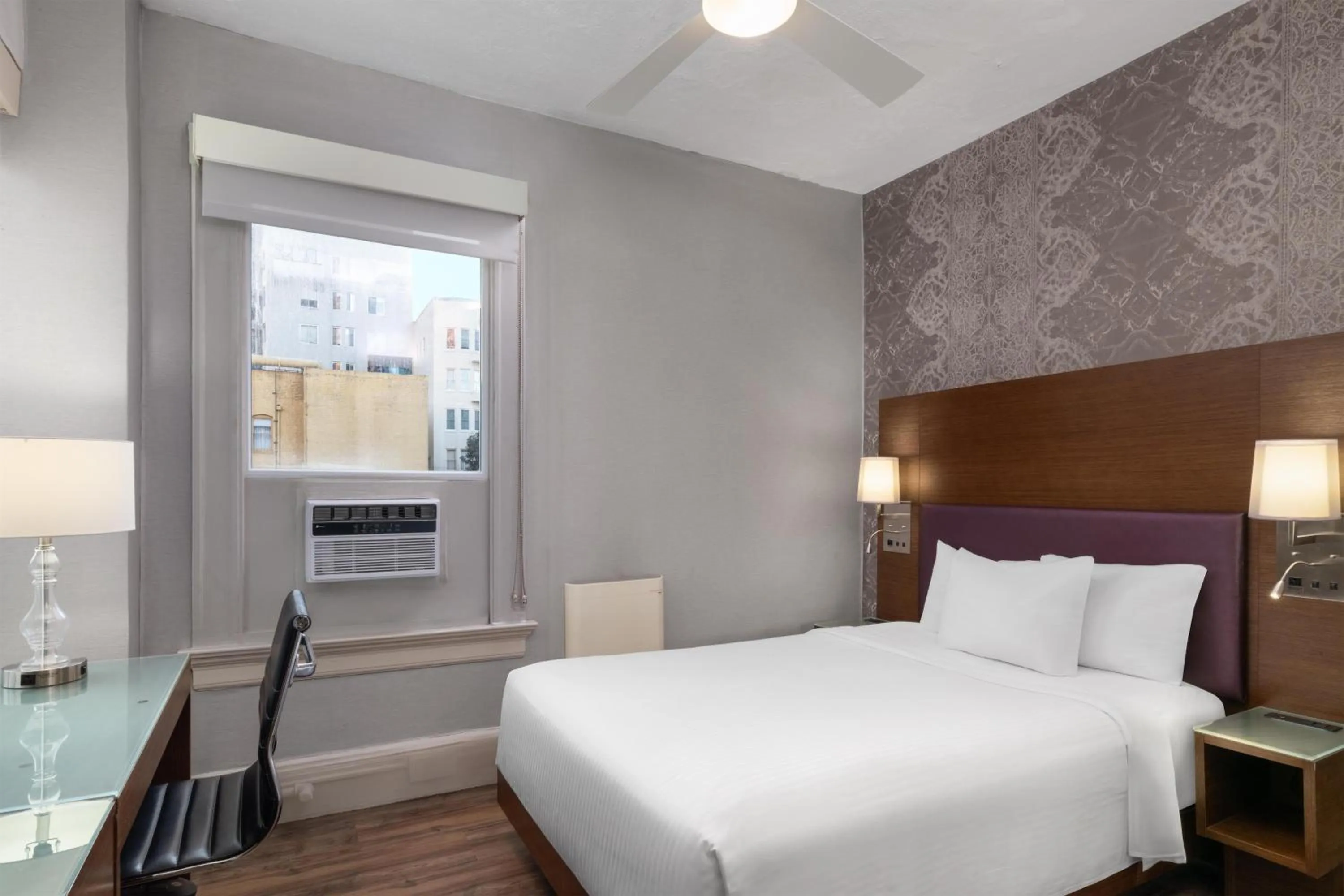 Bedroom, Bed in Cartwright Hotel Union Square - BW Premier Collection