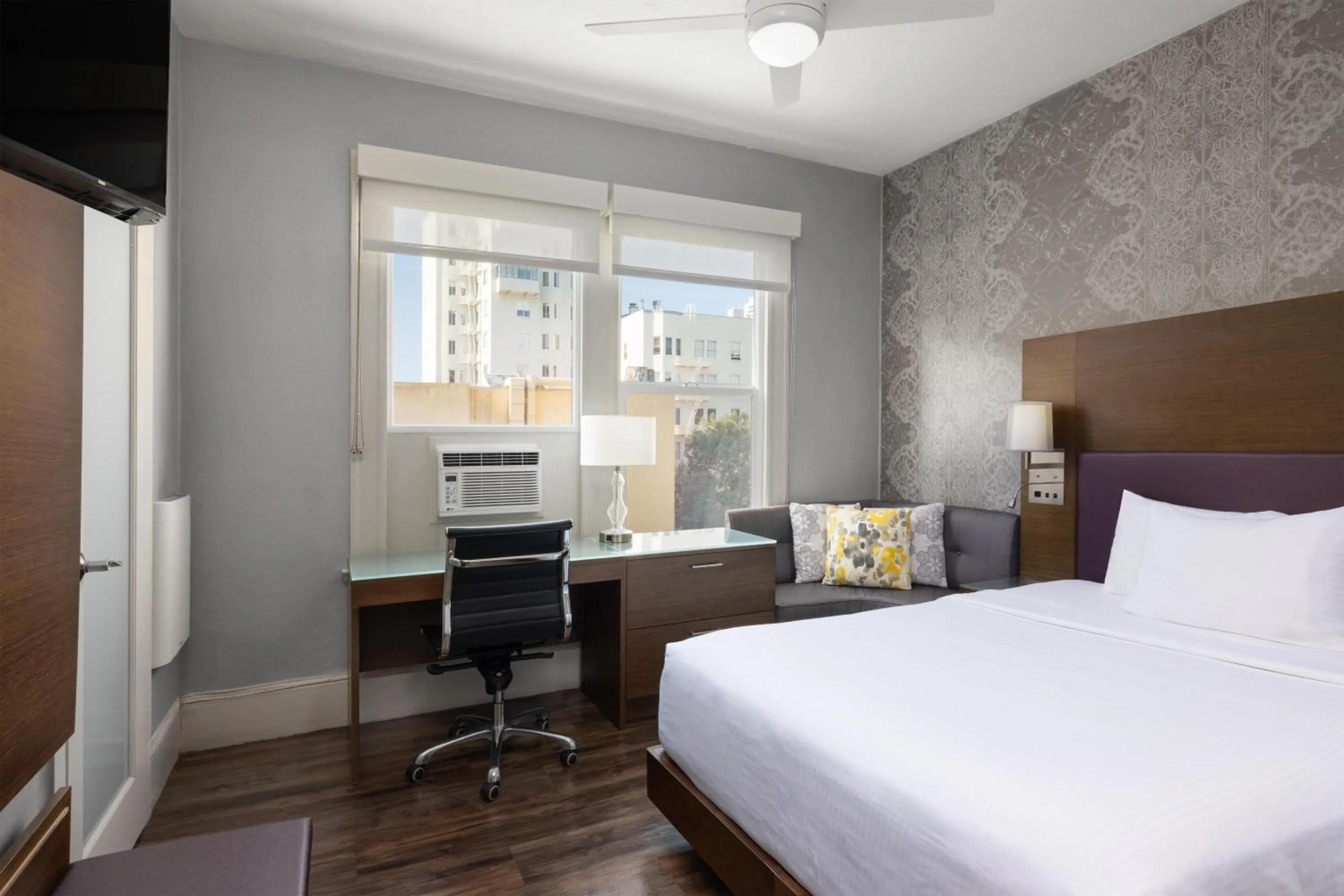 Bedroom, Bed in Cartwright Hotel Union Square - BW Premier Collection