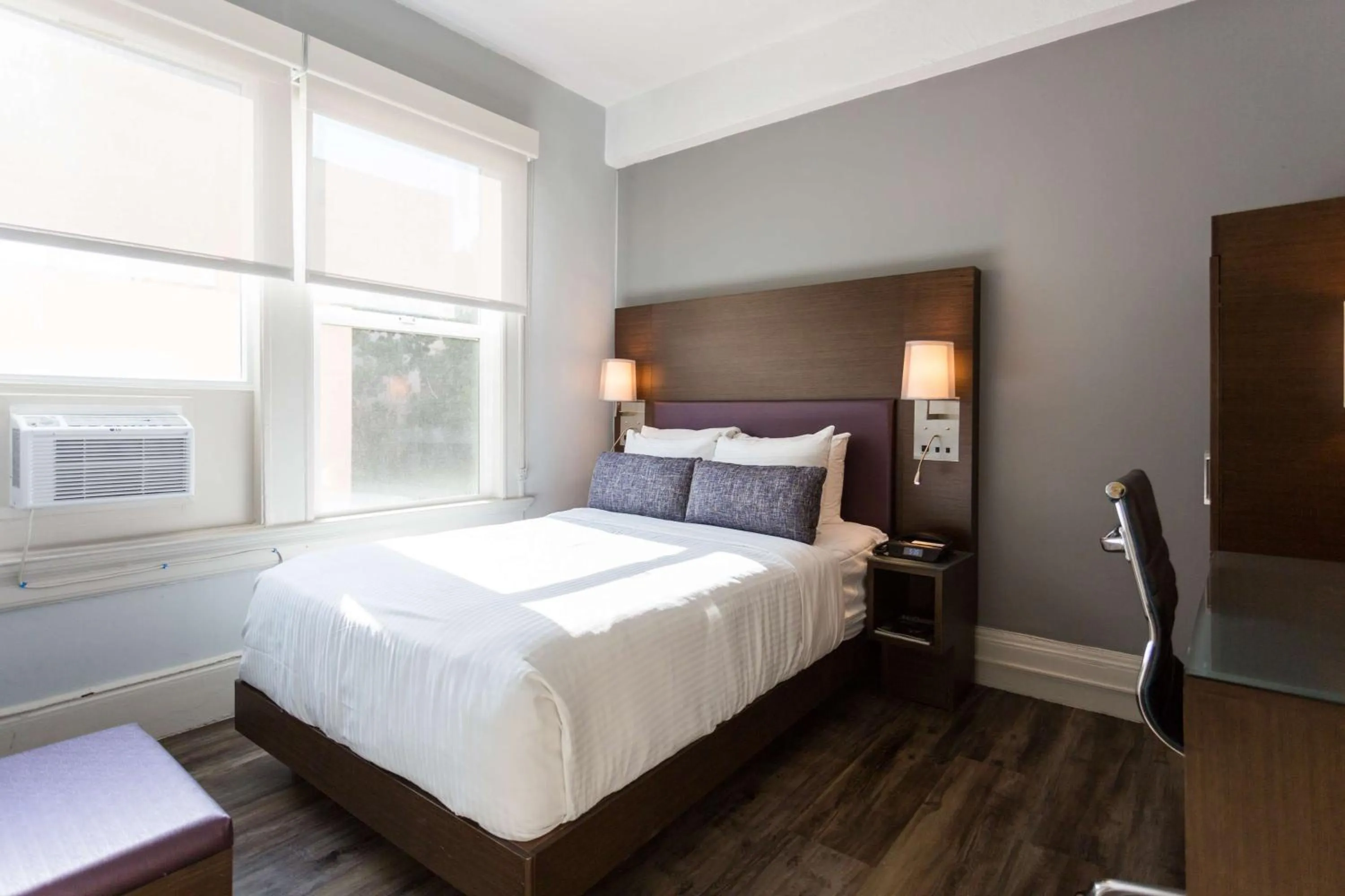 Bedroom, Bed in Cartwright Hotel Union Square - BW Premier Collection